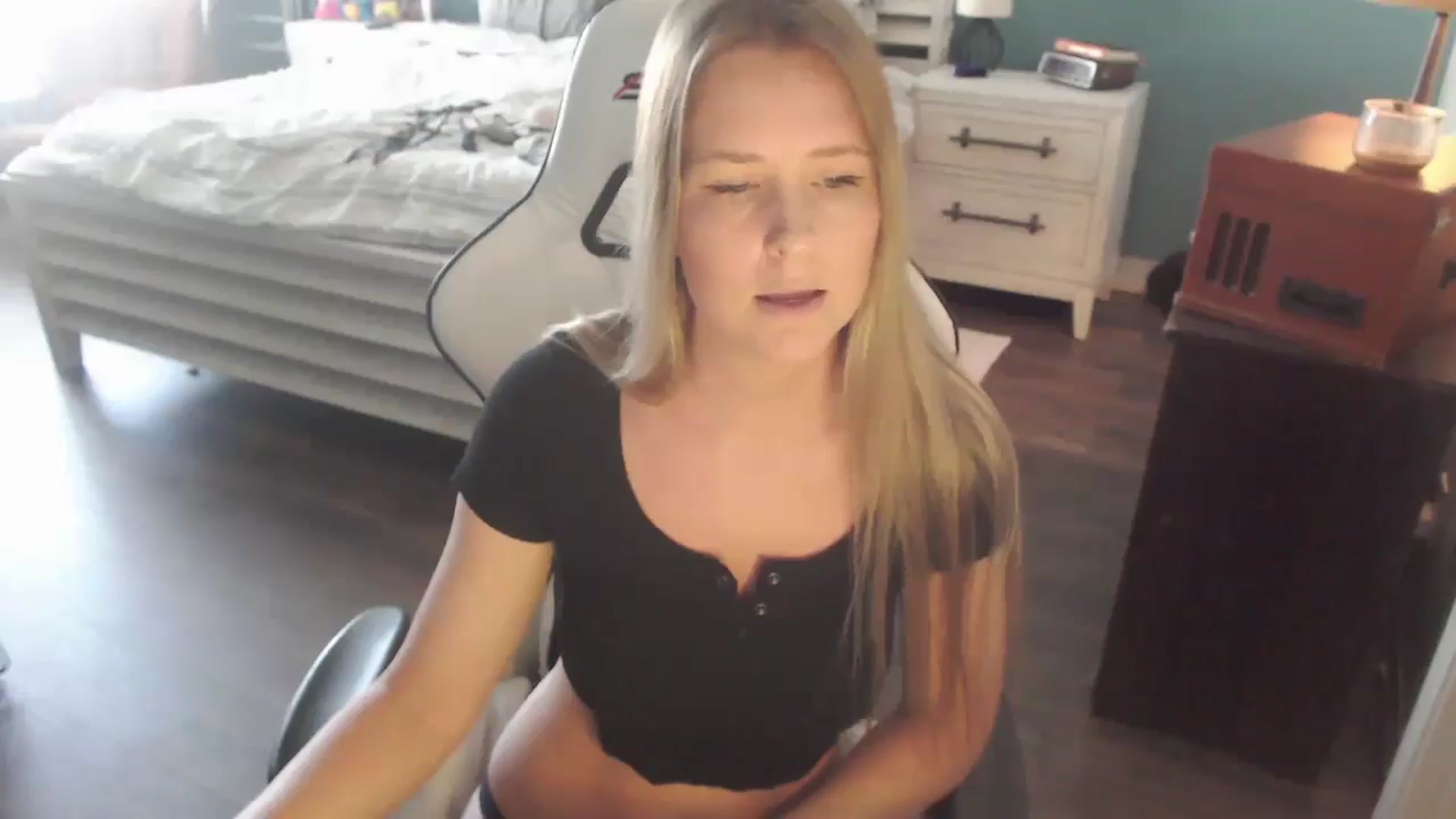 Gallery image thumbnail from ZenZoey's myfreecams stream on, 10/16/2025, 16:51 image 7 of 20