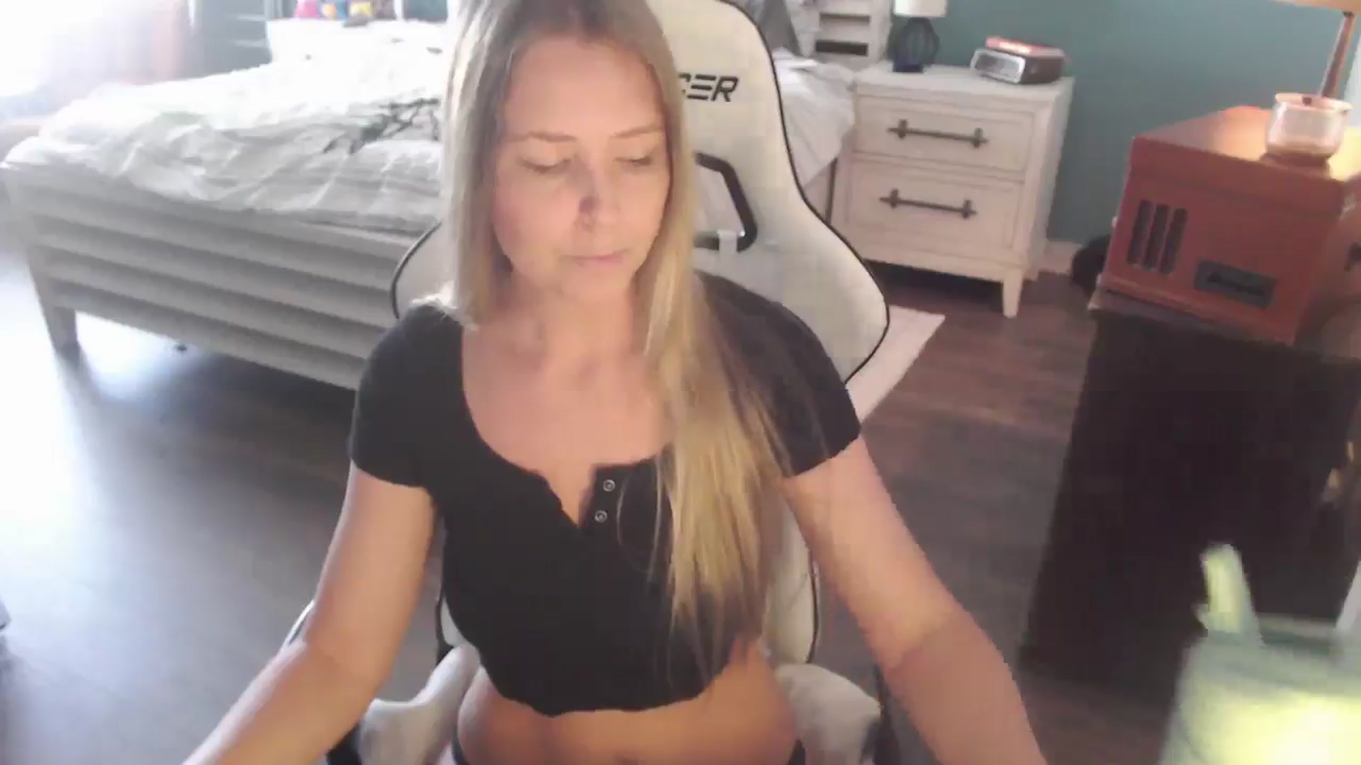 Gallery image thumbnail from ZenZoey's myfreecams stream on, 10/16/2025, 16:51 image 6 of 20