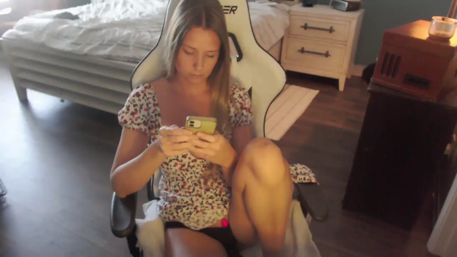 Gallery image thumbnail from ZenZoey's myfreecams stream on, 10/16/2025, 17:15 image 10 of 20