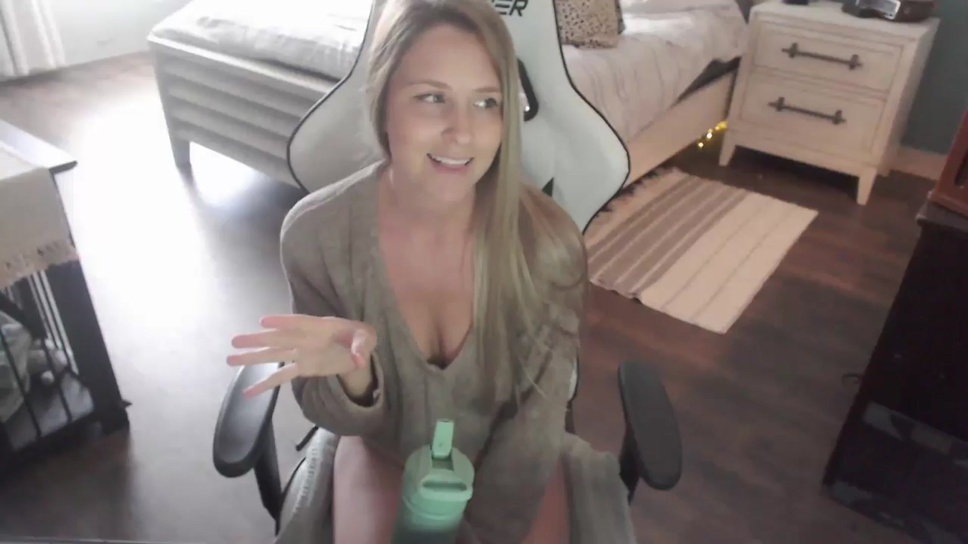 Gallery image thumbnail from ZenZoey's myfreecams stream on, 11/03/2025, 19:15 image 15 of 20