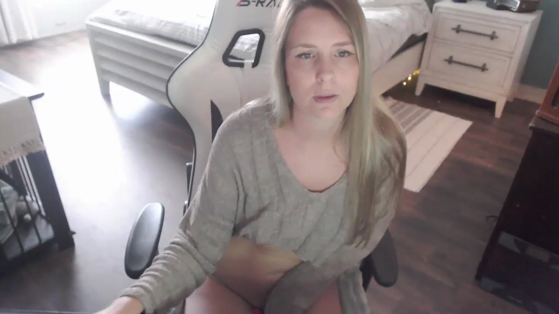 Gallery image thumbnail from ZenZoey's myfreecams stream on, 11/03/2025, 19:34 image 5 of 20