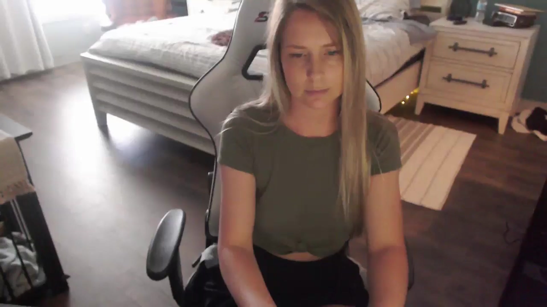 Gallery image thumbnail from ZenZoey's myfreecams stream on, 11/04/2025, 19:22 image 6 of 20