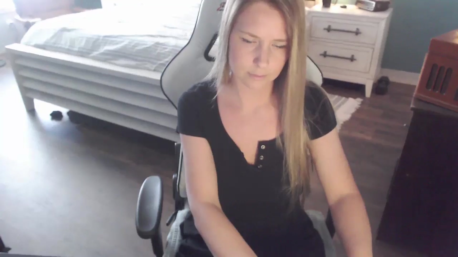 Gallery image thumbnail from ZenZoey's myfreecams stream on, 11/12/2025, 19:15 image 18 of 20