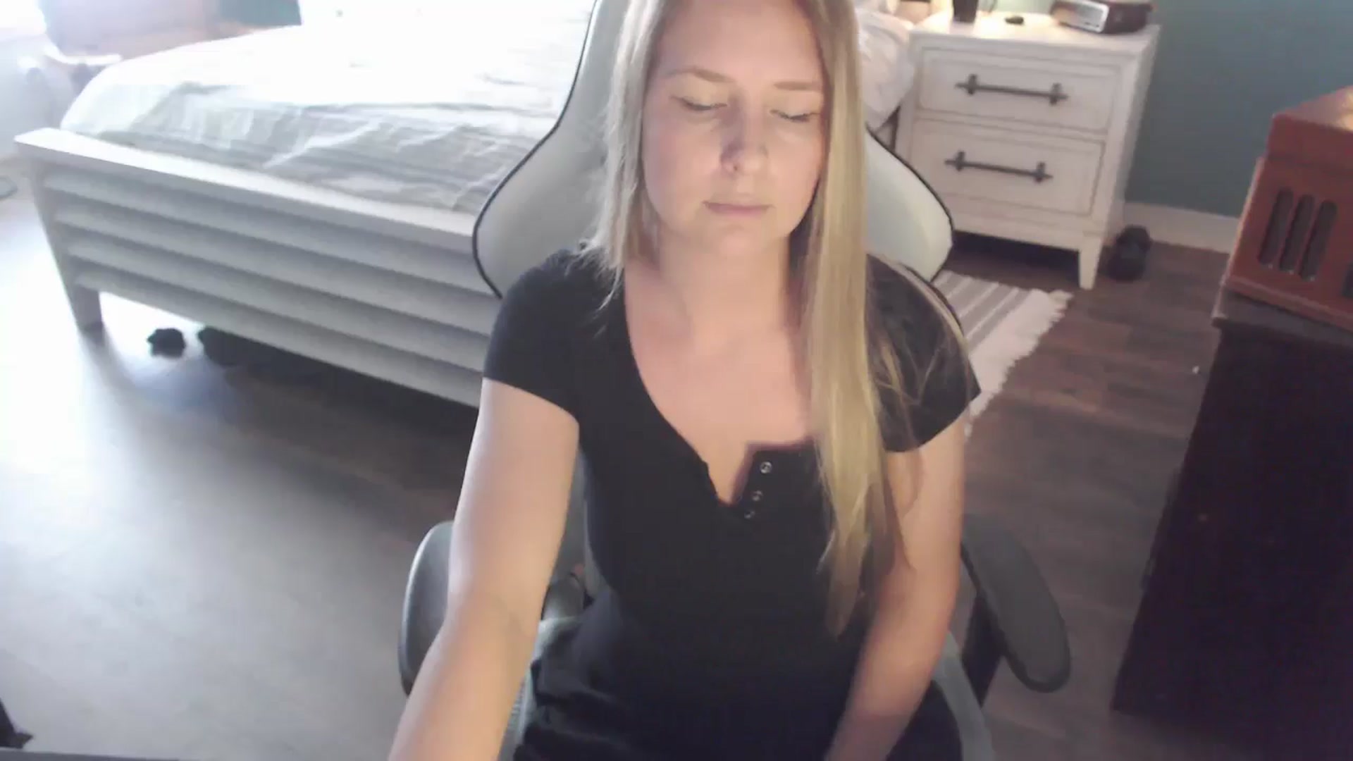 Gallery image thumbnail from ZenZoey's myfreecams stream on, 11/12/2025, 19:15 image 16 of 20