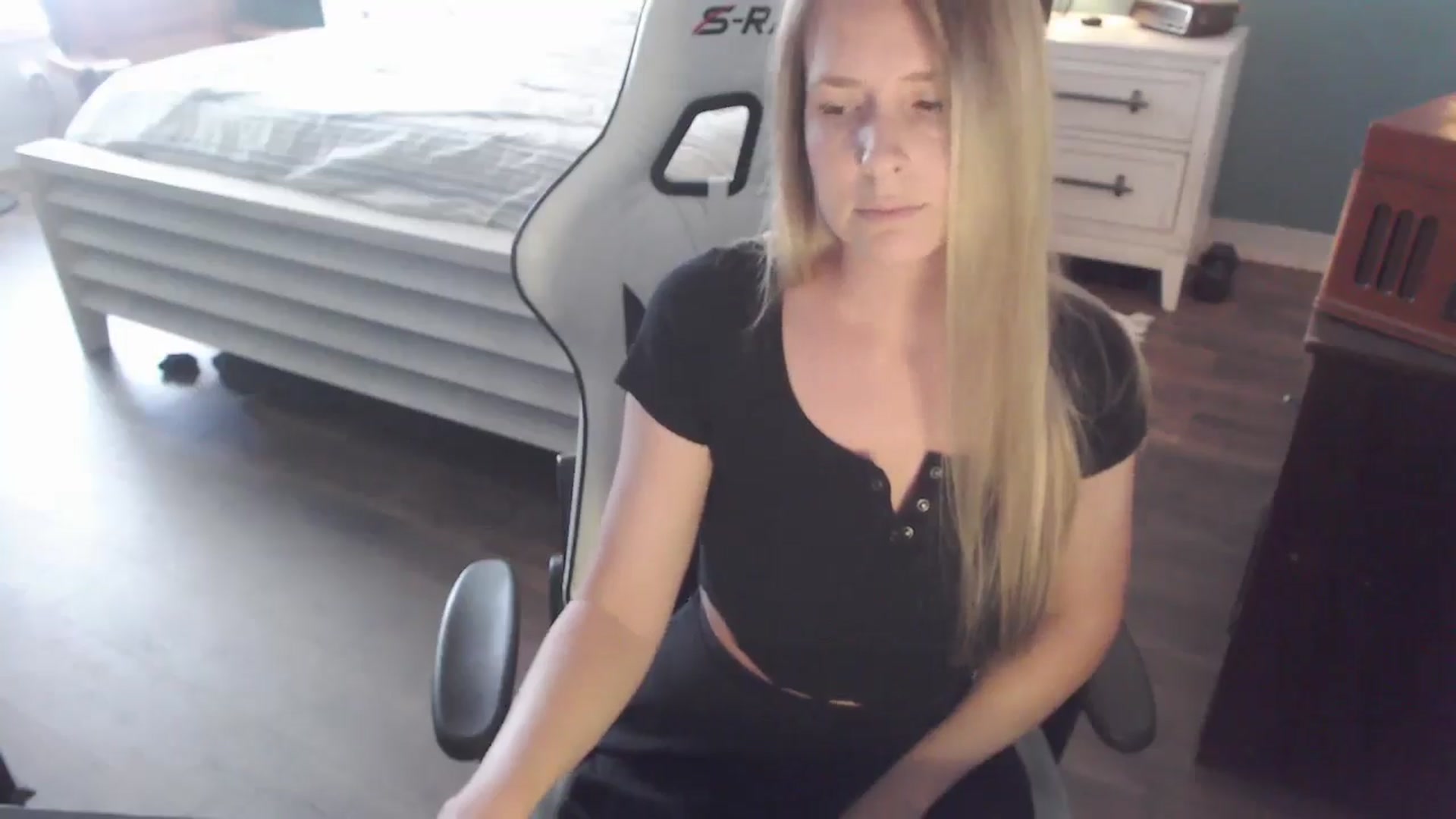Gallery image thumbnail from ZenZoey's myfreecams stream on, 11/12/2025, 19:15 image 17 of 20