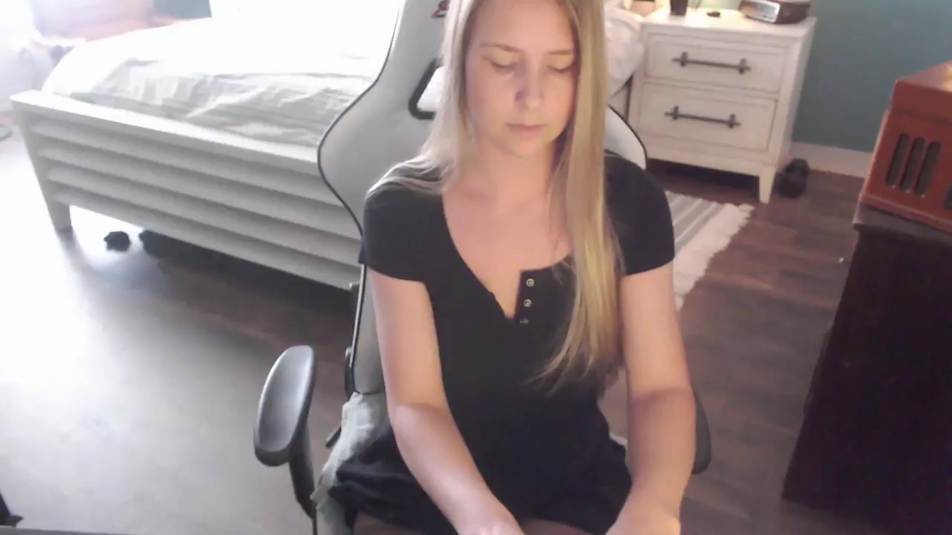 Gallery image thumbnail from ZenZoey's myfreecams stream on, 11/12/2025, 20:14 image 1 of 20