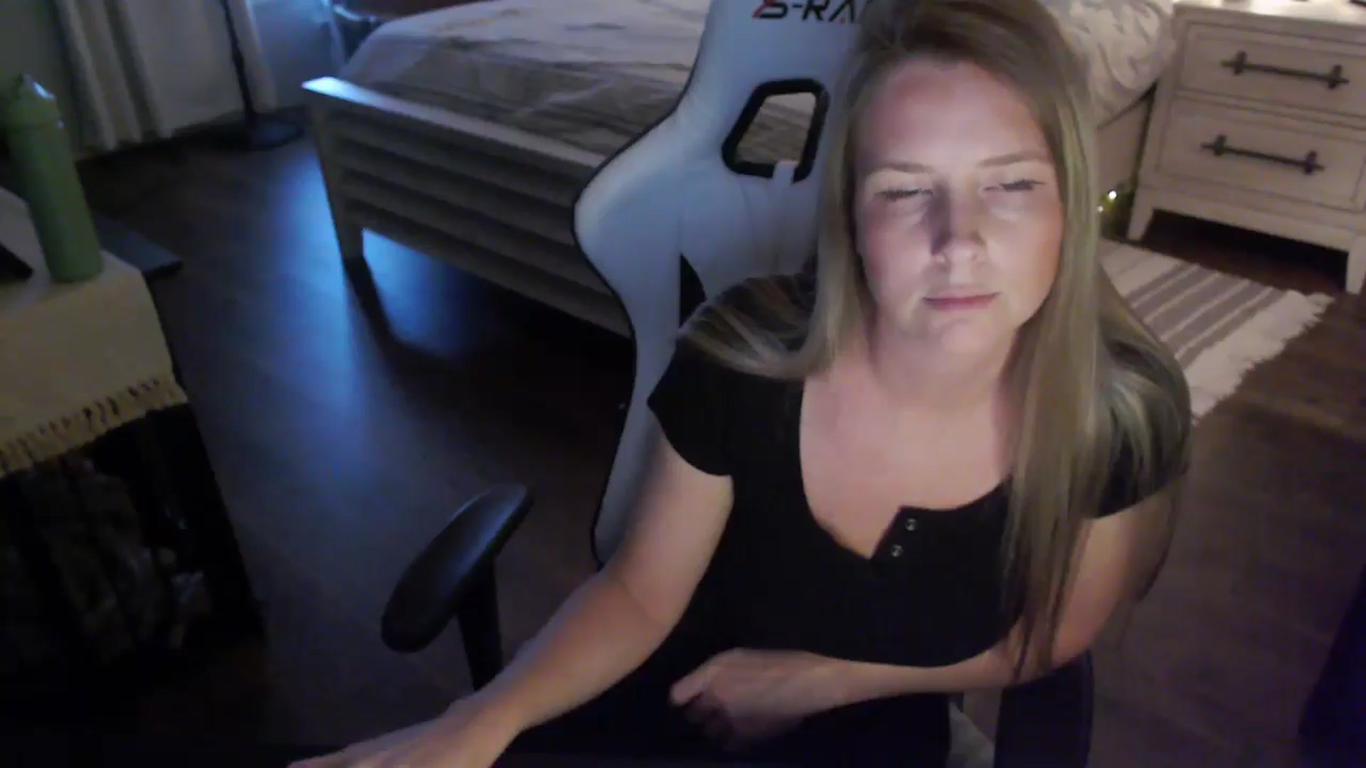 Gallery image thumbnail from ZenZoey's myfreecams stream on, 11/12/2025, 21:57 image 6 of 20