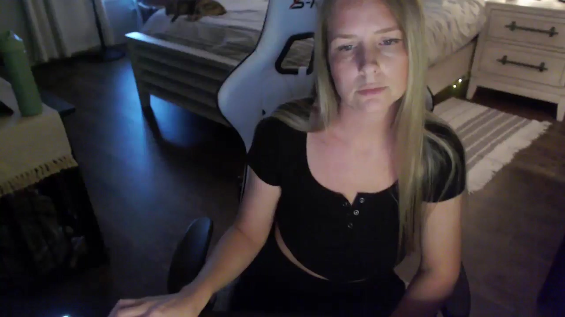 Gallery image thumbnail from ZenZoey's myfreecams stream on, 11/12/2025, 21:57 image 15 of 20