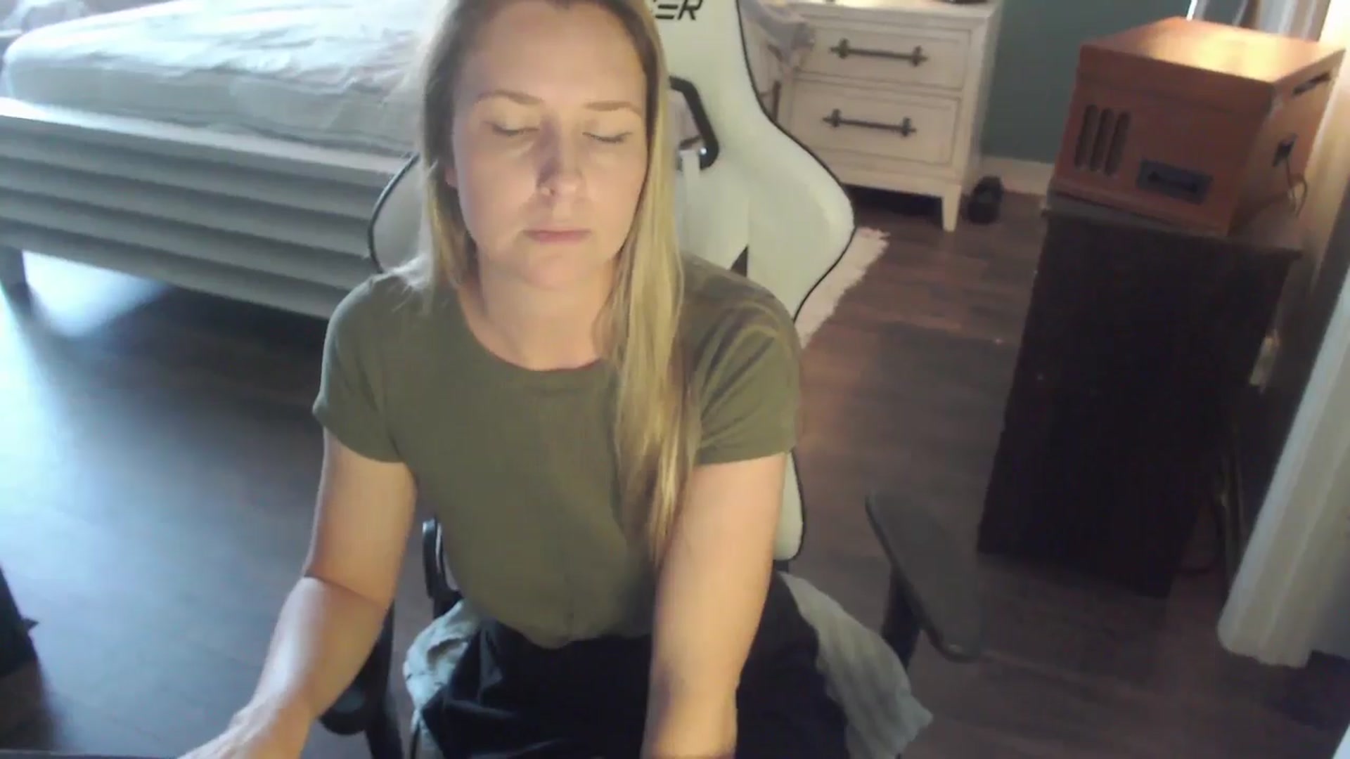 Gallery image thumbnail from ZenZoey's myfreecams stream on, 11/13/2025, 18:17 image 19 of 20