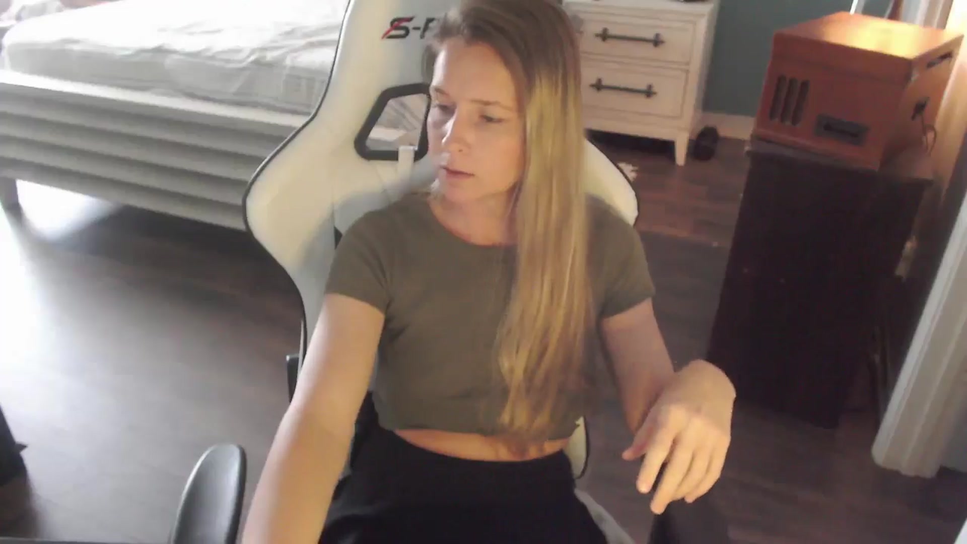 Gallery image thumbnail from ZenZoey's myfreecams stream on, 11/13/2025, 19:25 image 9 of 20