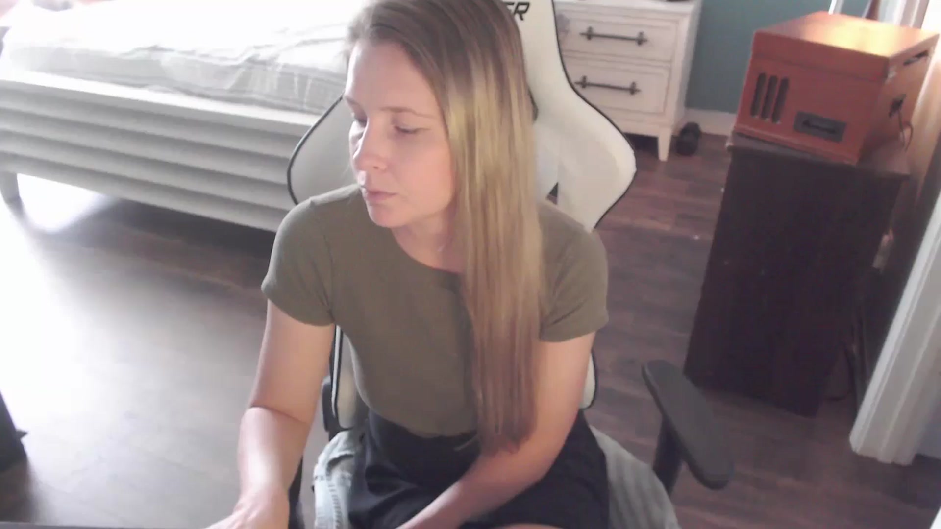 Gallery image thumbnail from ZenZoey's myfreecams stream on, 11/13/2025, 19:46 image 17 of 20