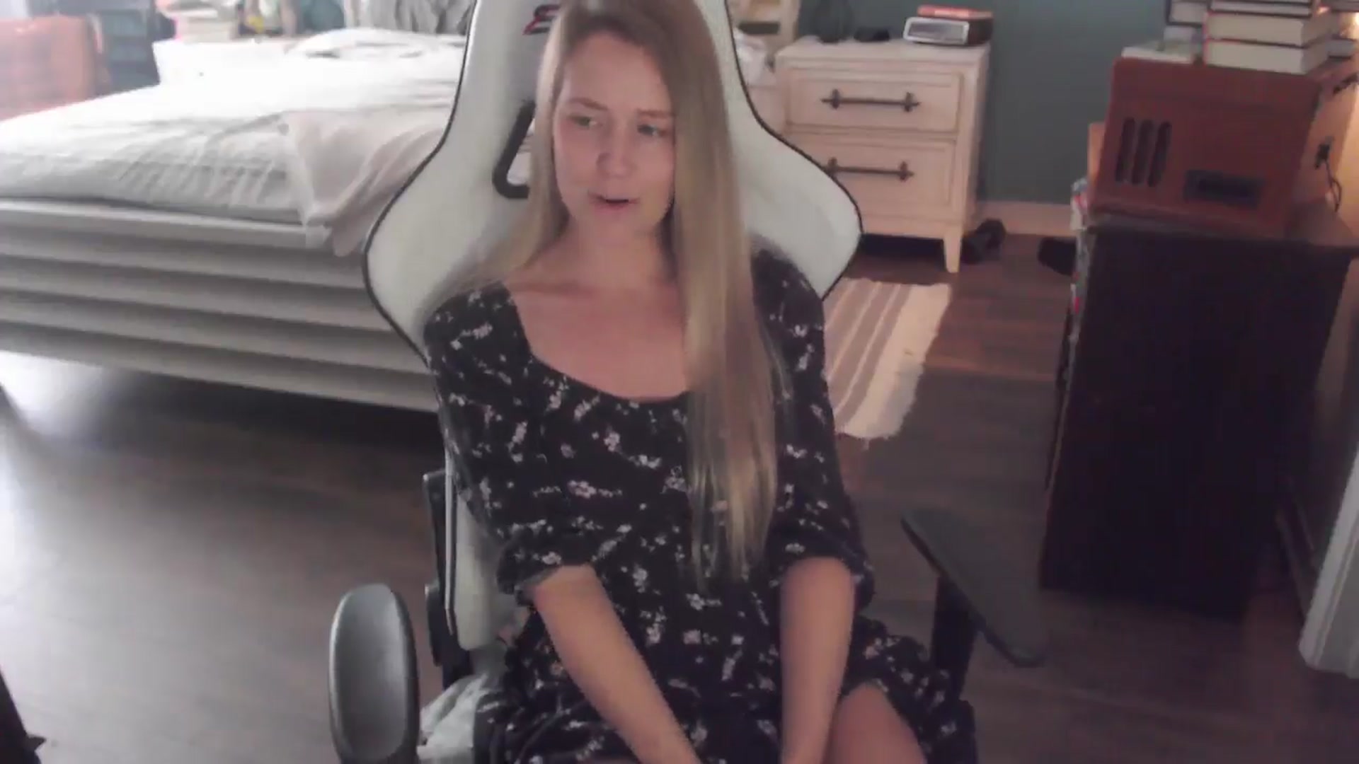 Gallery image thumbnail from ZenZoey's myfreecams stream on, 11/25/2025, 19:37 image 17 of 20