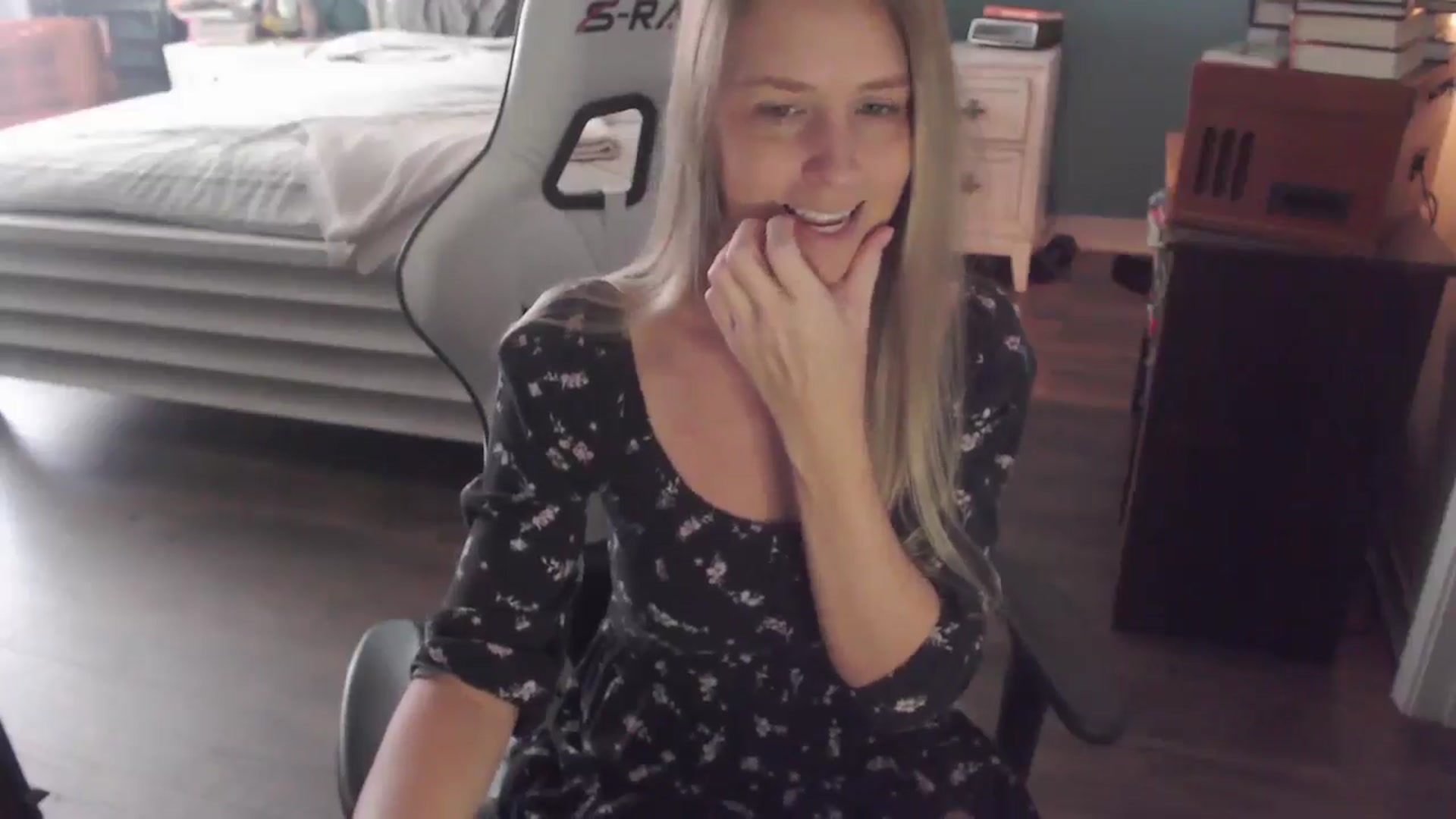 Gallery image thumbnail from ZenZoey's myfreecams stream on, 11/25/2025, 19:37 image 19 of 20