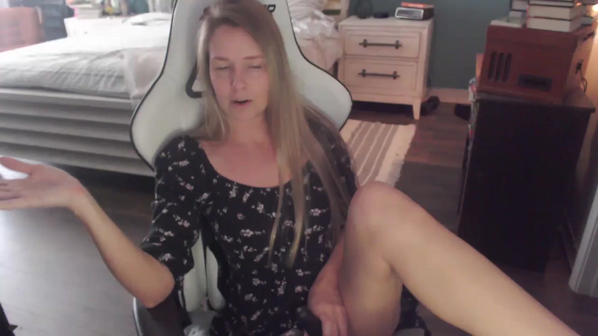 Gallery image thumbnail from ZenZoey's myfreecams stream on, 11/25/2025, 19:37 image 3 of 20