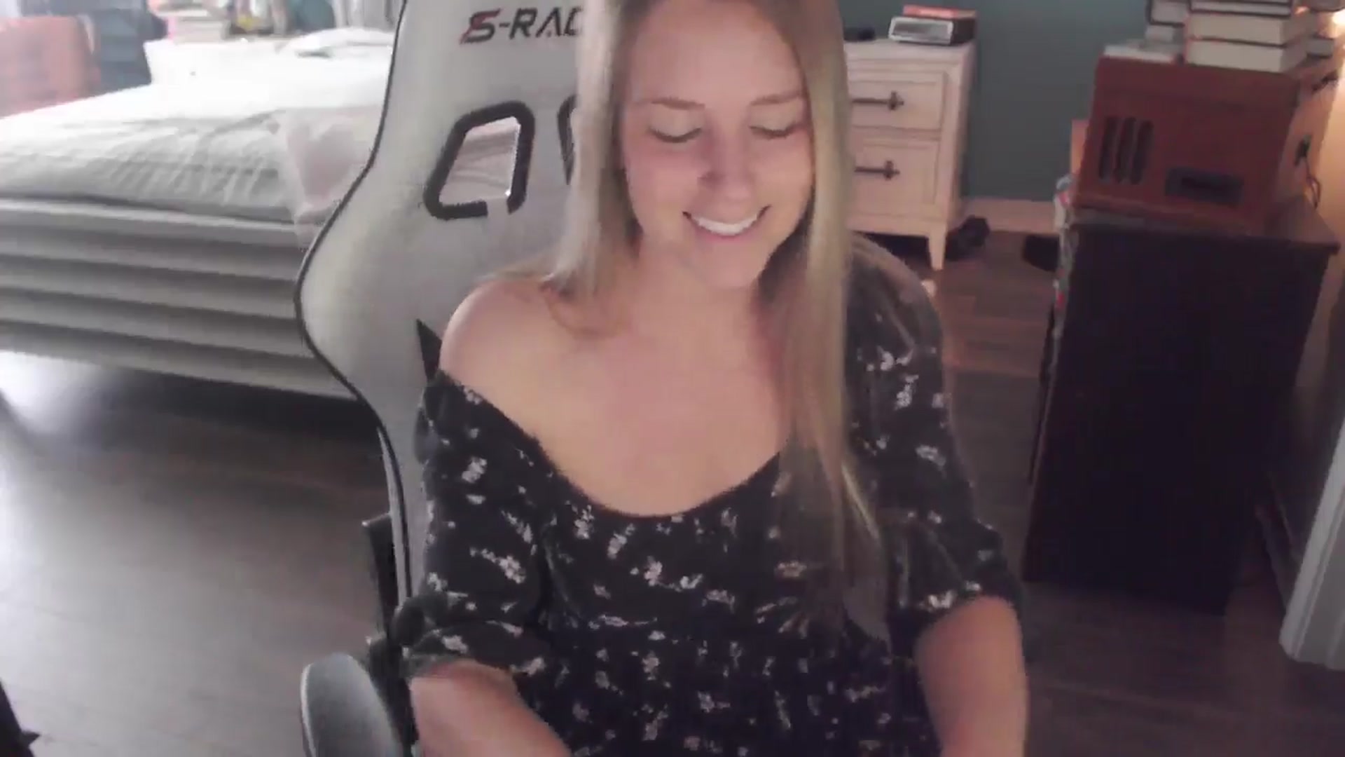 Gallery image thumbnail from ZenZoey's myfreecams stream on, 11/25/2025, 19:37 image 9 of 20