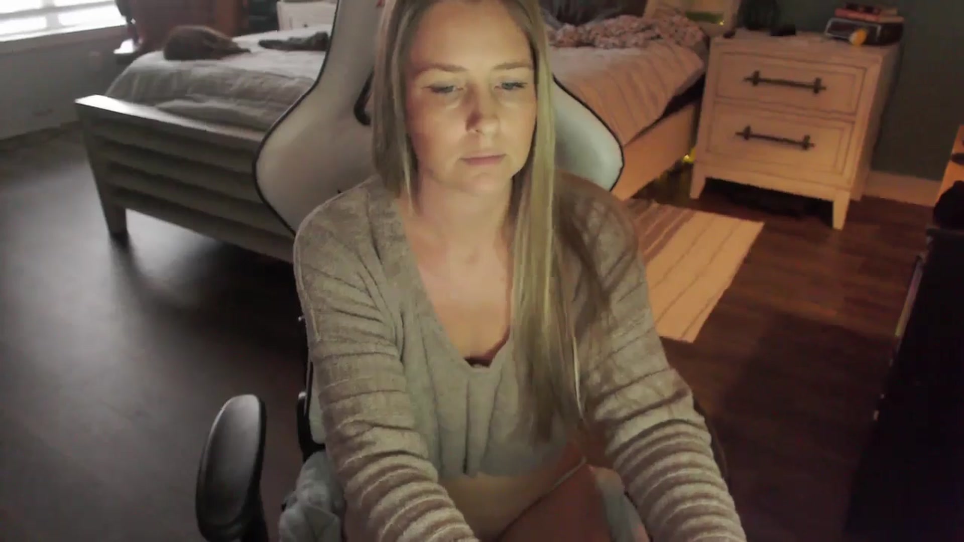 Gallery image thumbnail from ZenZoey's myfreecams stream on, 12/16/2025, 22:45 image 5 of 20