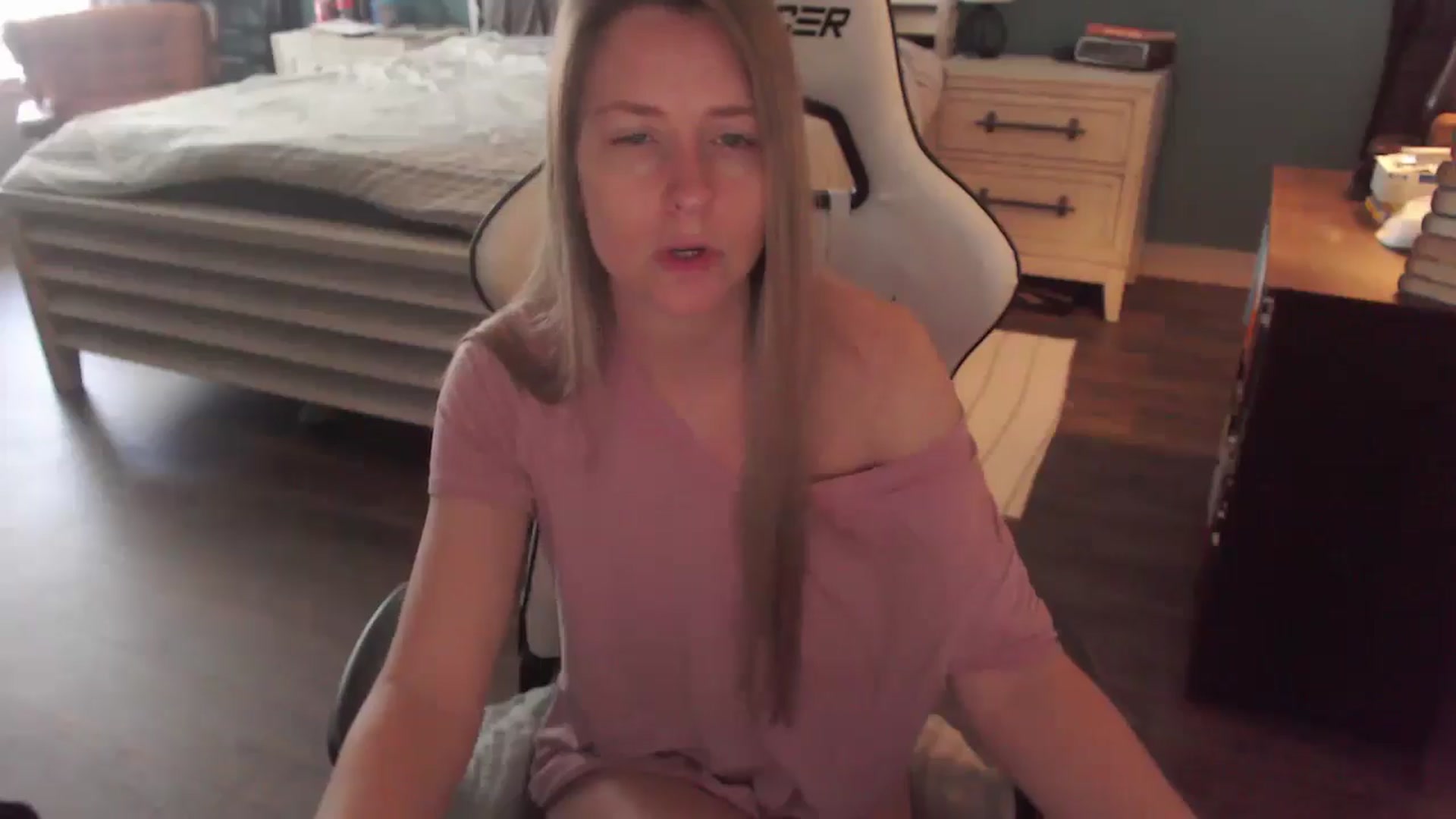 Gallery image thumbnail from ZenZoey's myfreecams stream on, 12/22/2025, 17:10 image 16 of 20