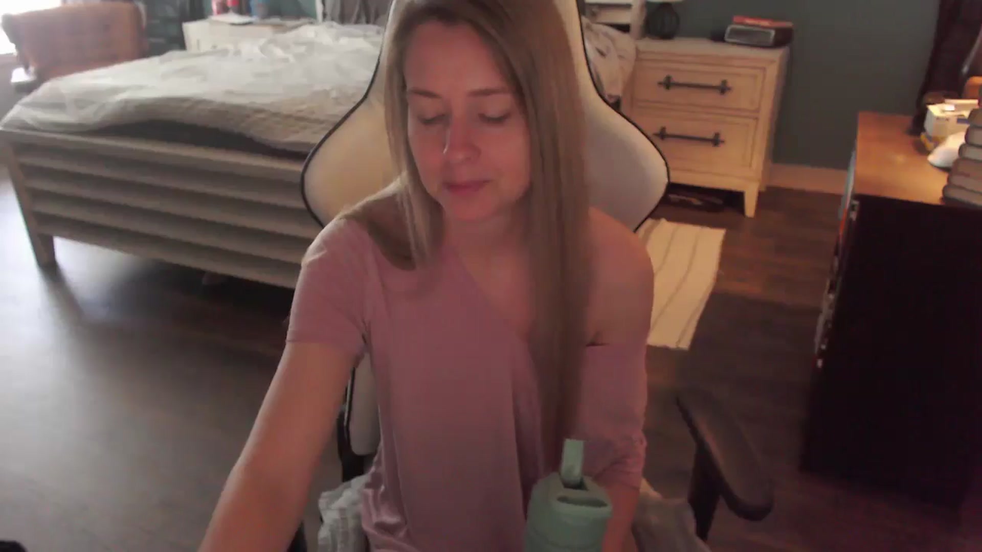 Gallery image thumbnail from ZenZoey's myfreecams stream on, 12/22/2025, 17:10 image 13 of 20