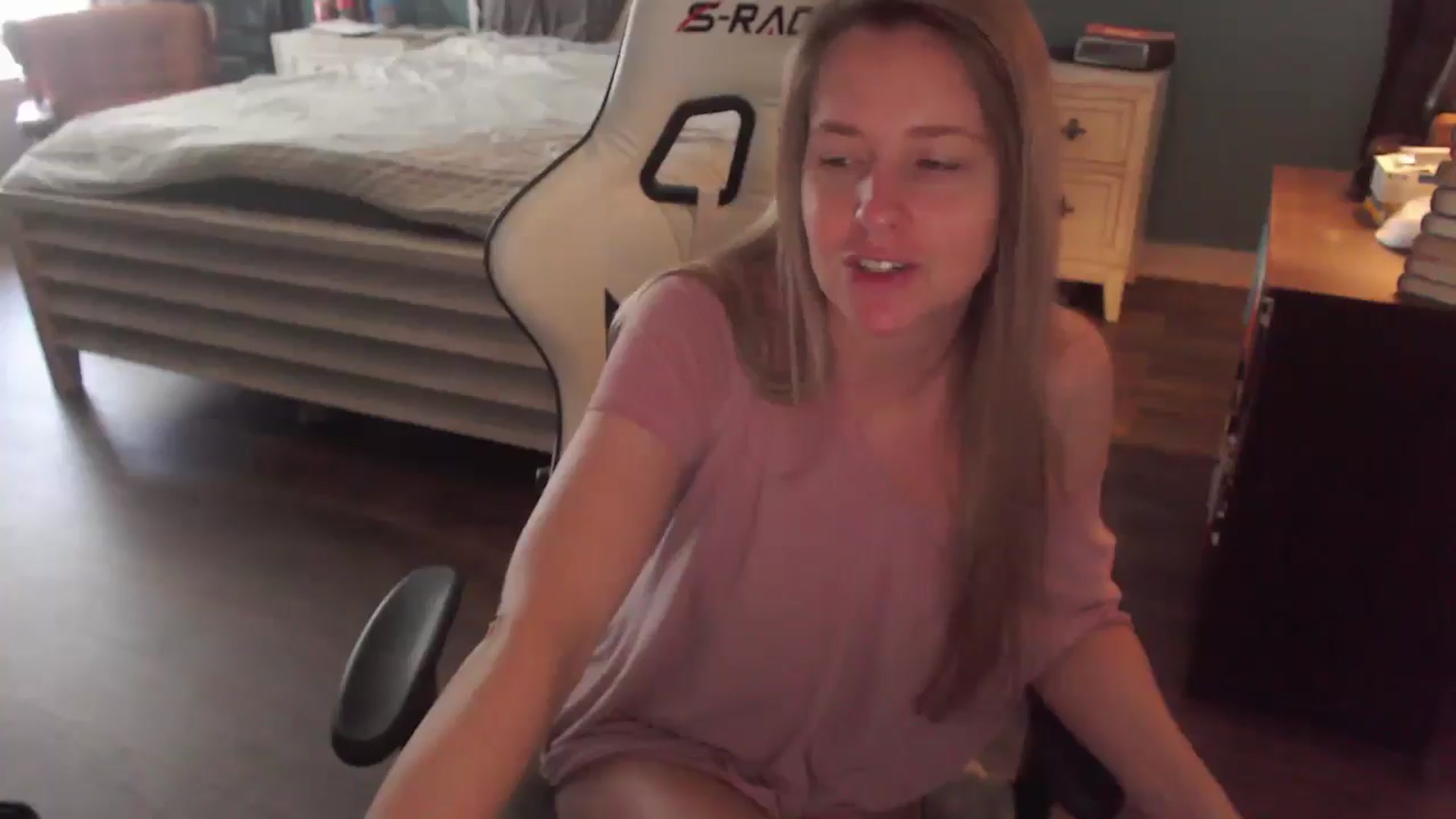 Gallery image thumbnail from ZenZoey's myfreecams stream on, 12/22/2025, 17:10 image 17 of 20