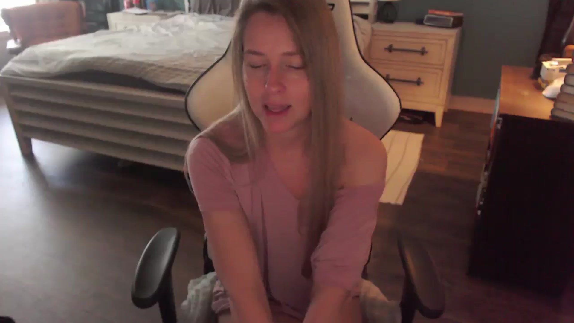 Gallery image thumbnail from ZenZoey's myfreecams stream on, 12/22/2025, 17:10 image 15 of 20