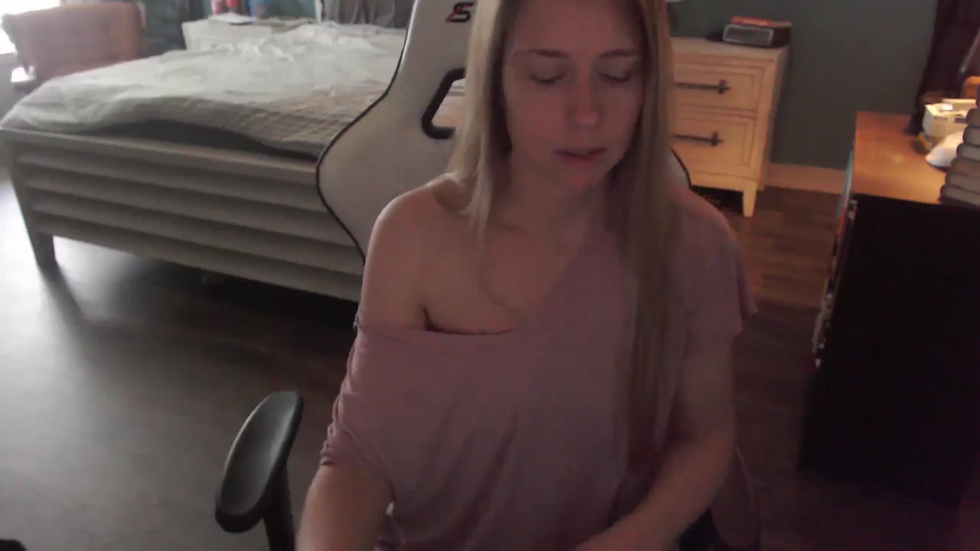 Gallery image thumbnail from ZenZoey's myfreecams stream on, 12/22/2025, 17:54 image 5 of 20