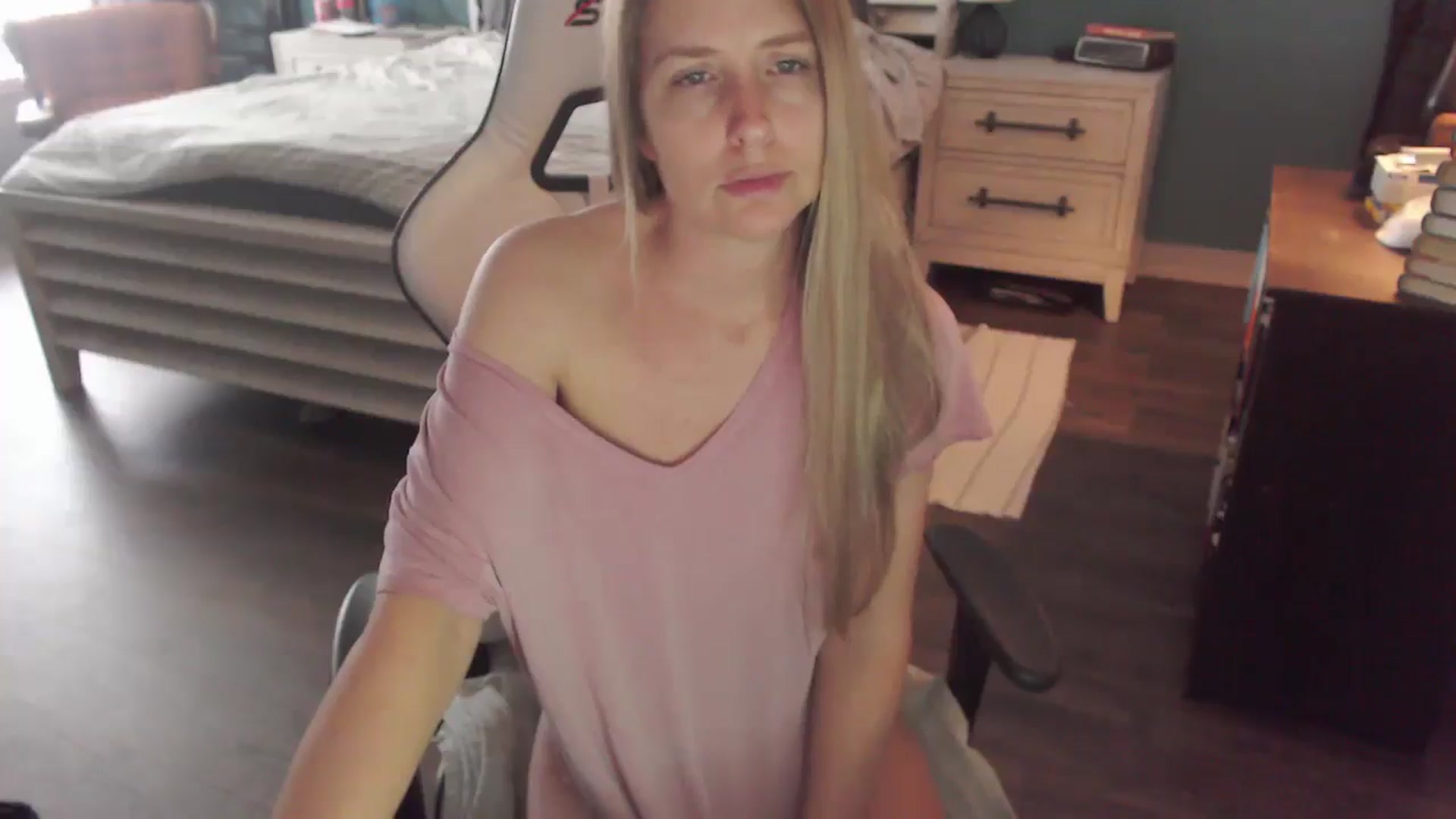 Gallery image thumbnail from ZenZoey's myfreecams stream on, 12/22/2025, 17:54 image 17 of 20