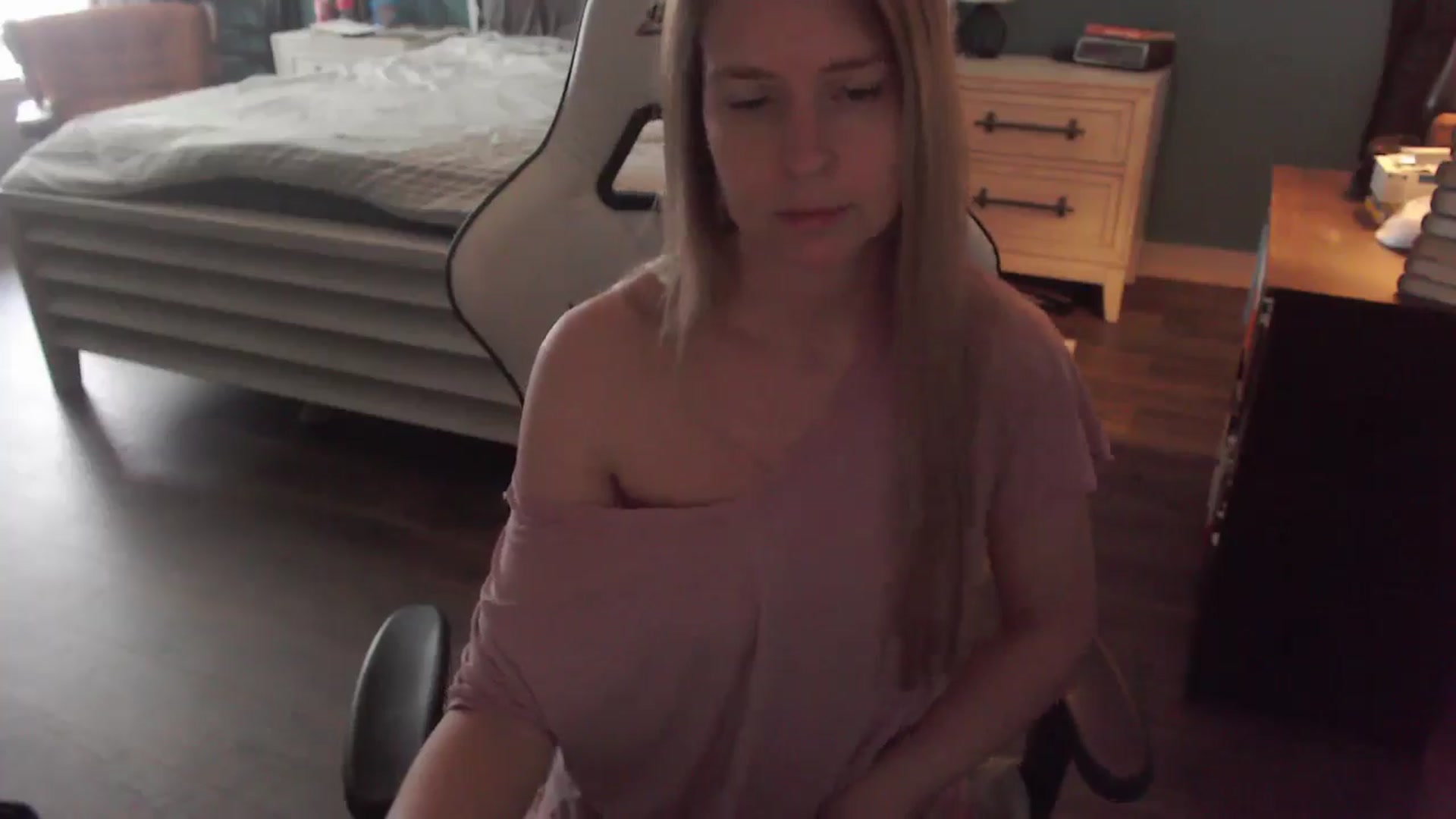 Gallery image thumbnail from ZenZoey's myfreecams stream on, 12/22/2025, 17:54 image 4 of 20