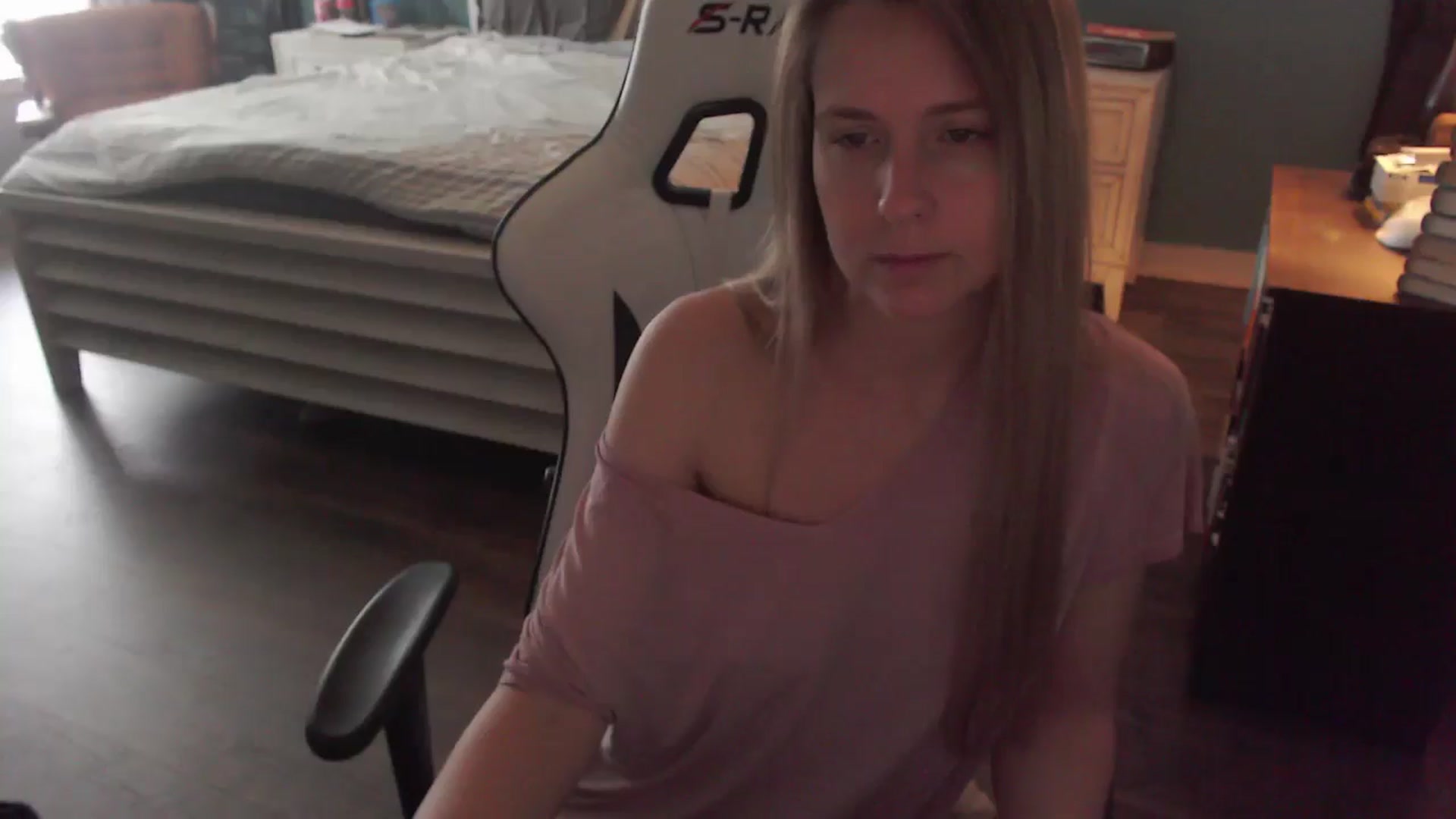 Gallery image thumbnail from ZenZoey's myfreecams stream on, 12/22/2025, 17:54 image 6 of 20