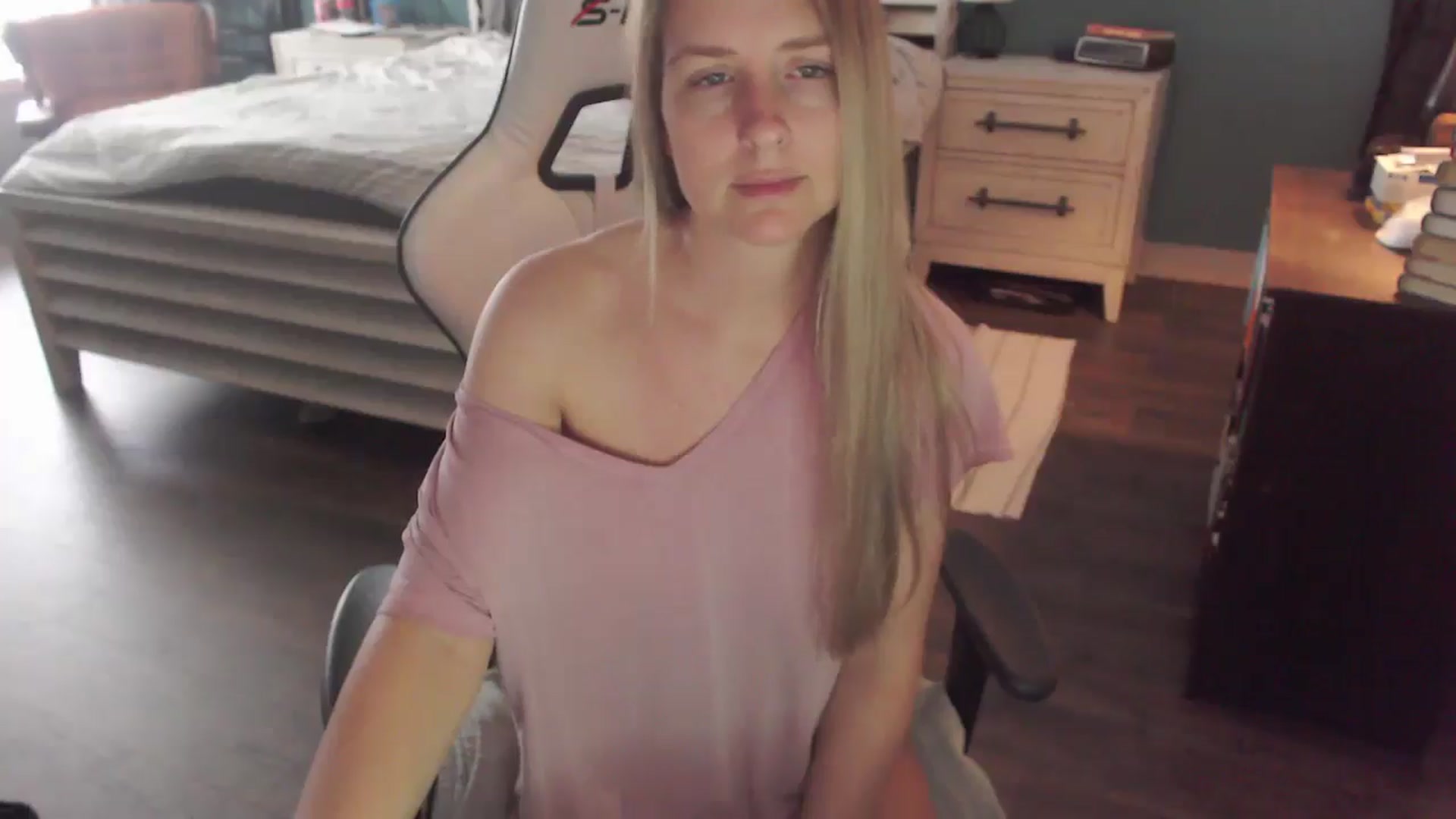 Gallery image thumbnail from ZenZoey's myfreecams stream on, 12/22/2025, 17:54 image 18 of 20