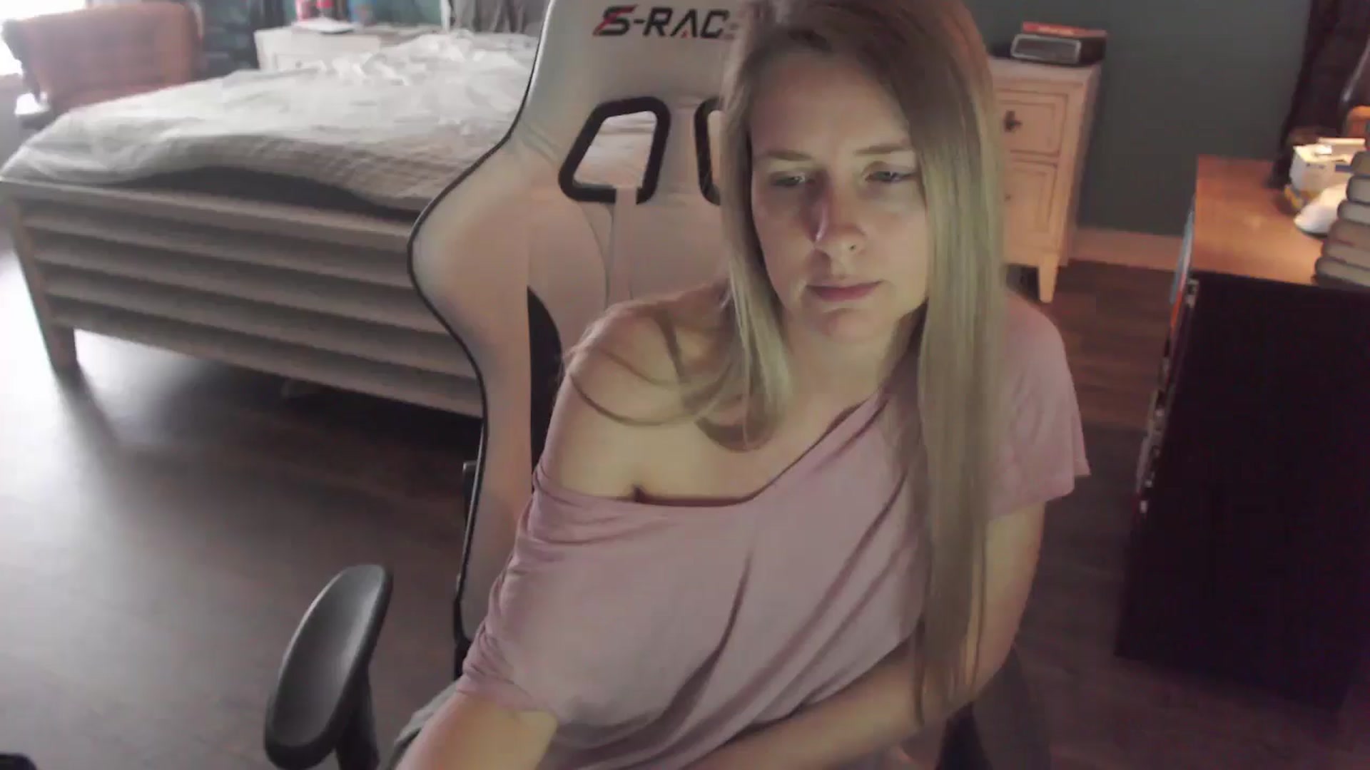 Gallery image thumbnail from ZenZoey's myfreecams stream on, 12/22/2025, 18:59 image 1 of 20