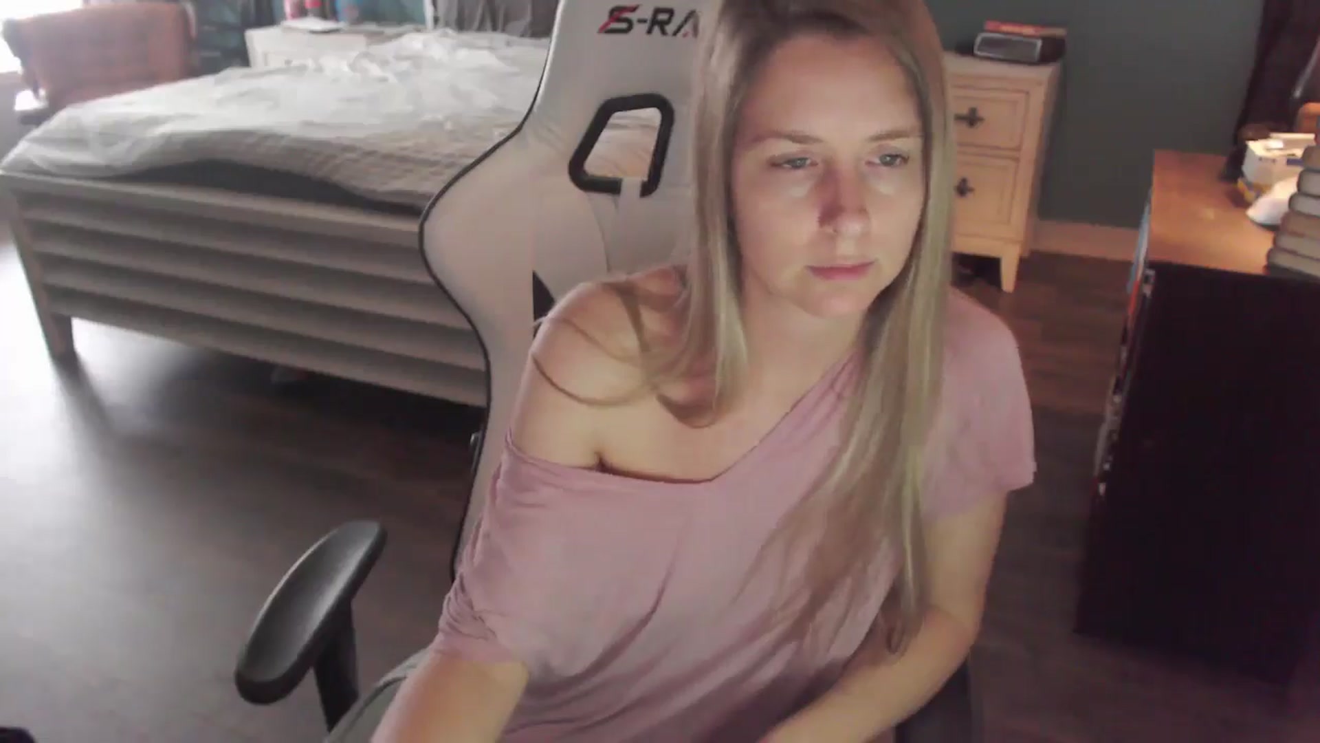 Gallery image thumbnail from ZenZoey's myfreecams stream on, 12/22/2025, 18:59 image 2 of 20