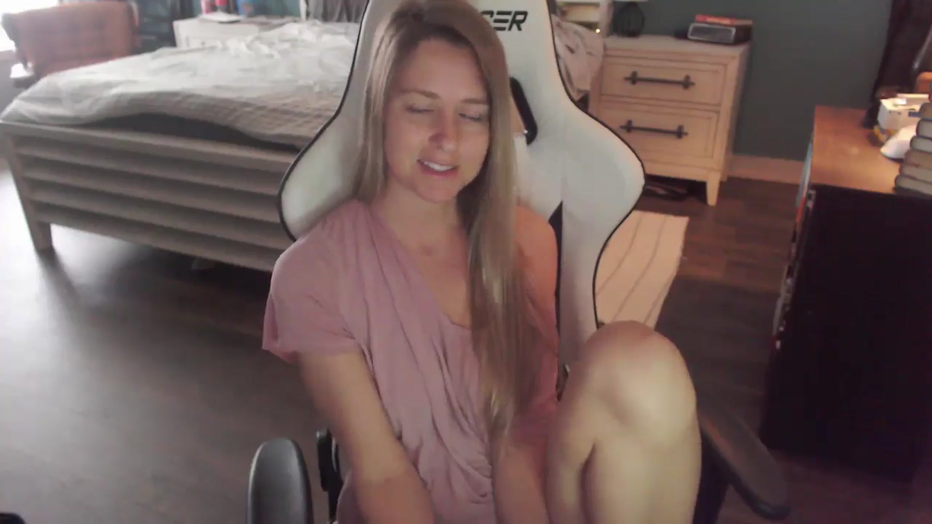 Gallery image thumbnail from ZenZoey's myfreecams stream on, 12/22/2025, 19:26 image 3 of 20