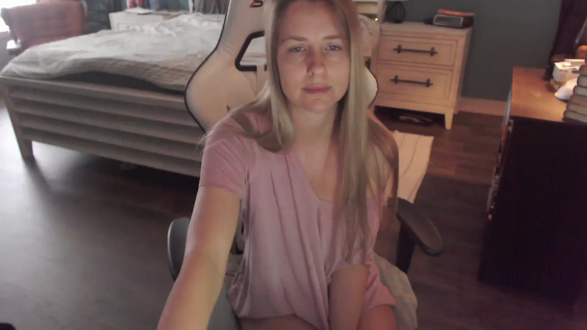 Gallery image thumbnail from ZenZoey's myfreecams stream on, 12/22/2025, 19:26 image 18 of 20