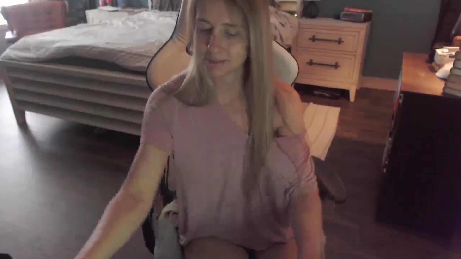 Gallery image thumbnail from ZenZoey's myfreecams stream on, 12/22/2025, 19:26 image 20 of 20