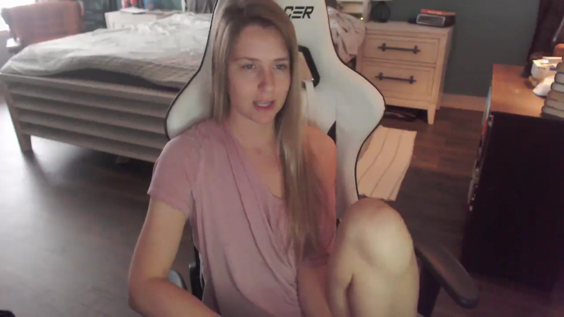 Gallery image thumbnail from ZenZoey's myfreecams stream on, 12/22/2025, 19:26 image 2 of 20