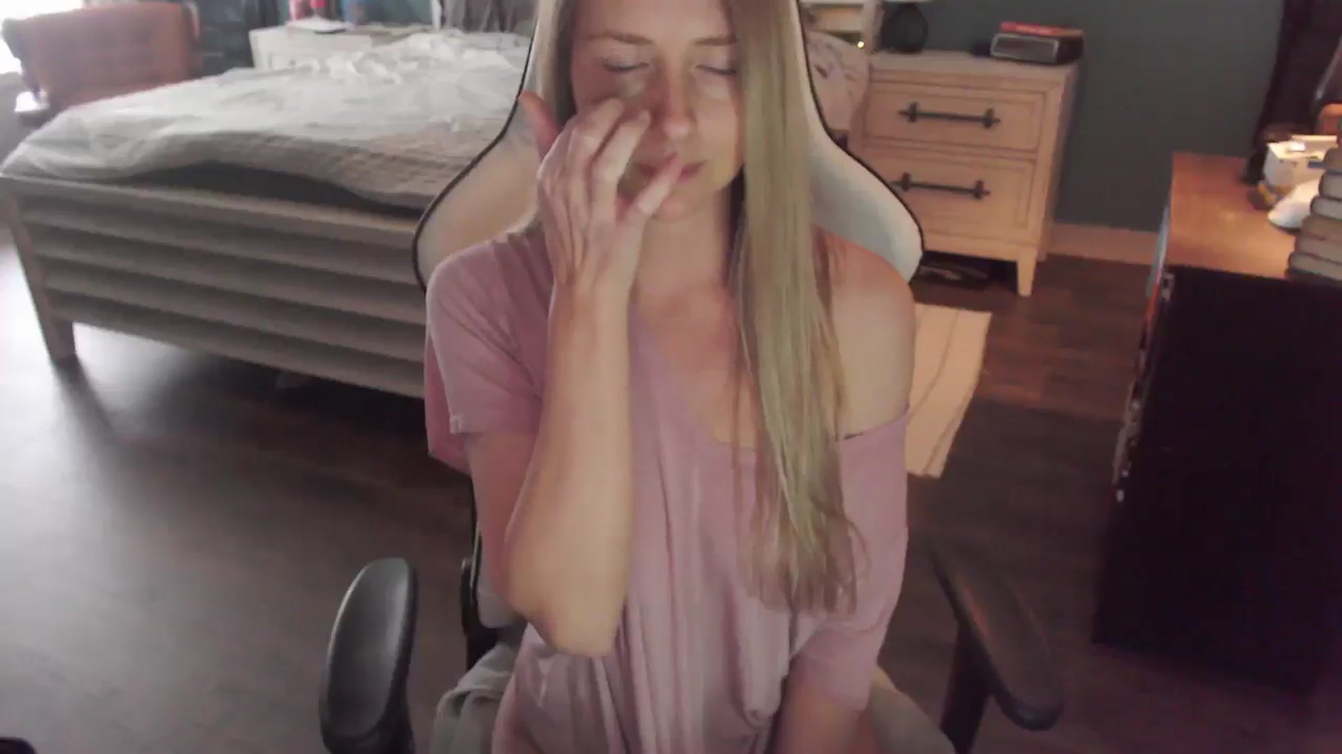 Gallery image thumbnail from ZenZoey's myfreecams stream on, 12/22/2025, 19:26 image 11 of 20
