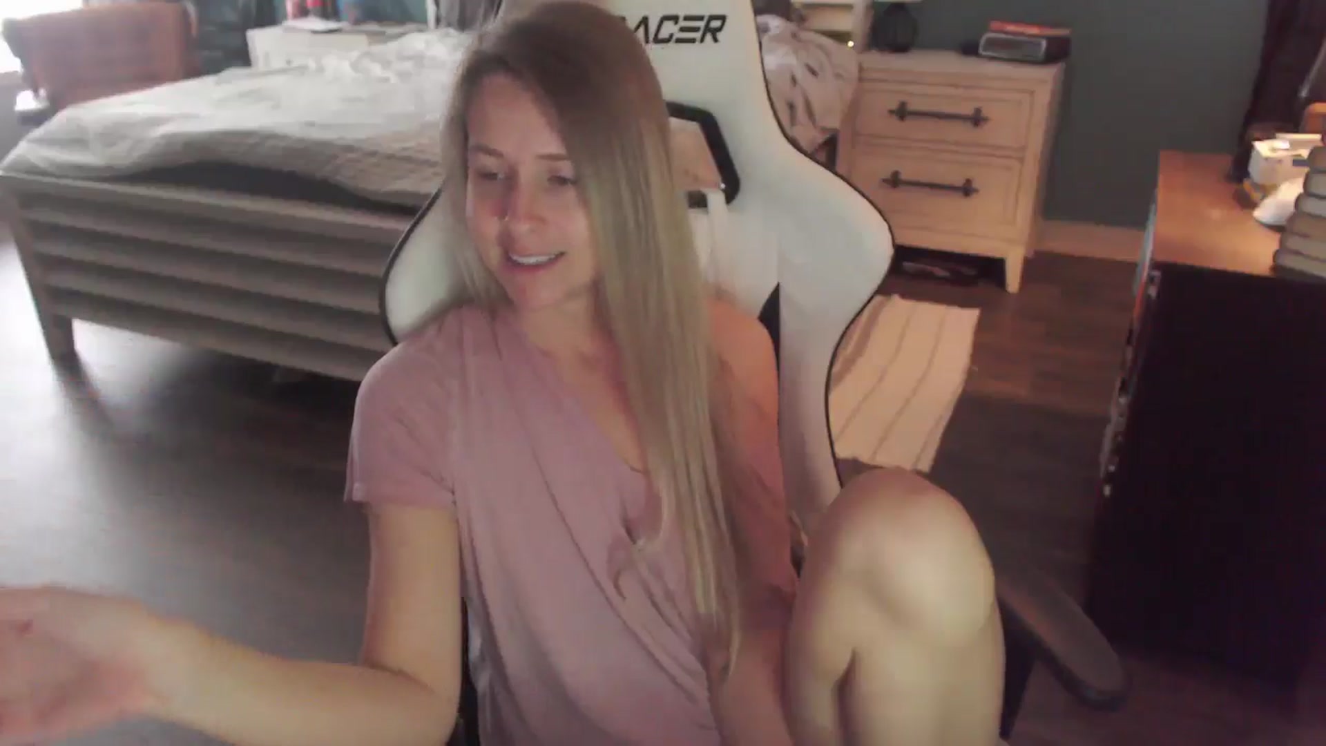 Gallery image thumbnail from ZenZoey's myfreecams stream on, 12/22/2025, 19:26 image 8 of 20
