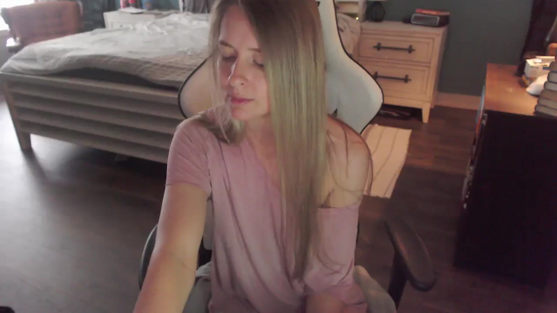 Gallery image thumbnail from ZenZoey's myfreecams stream on, 12/22/2025, 19:26 image 17 of 20