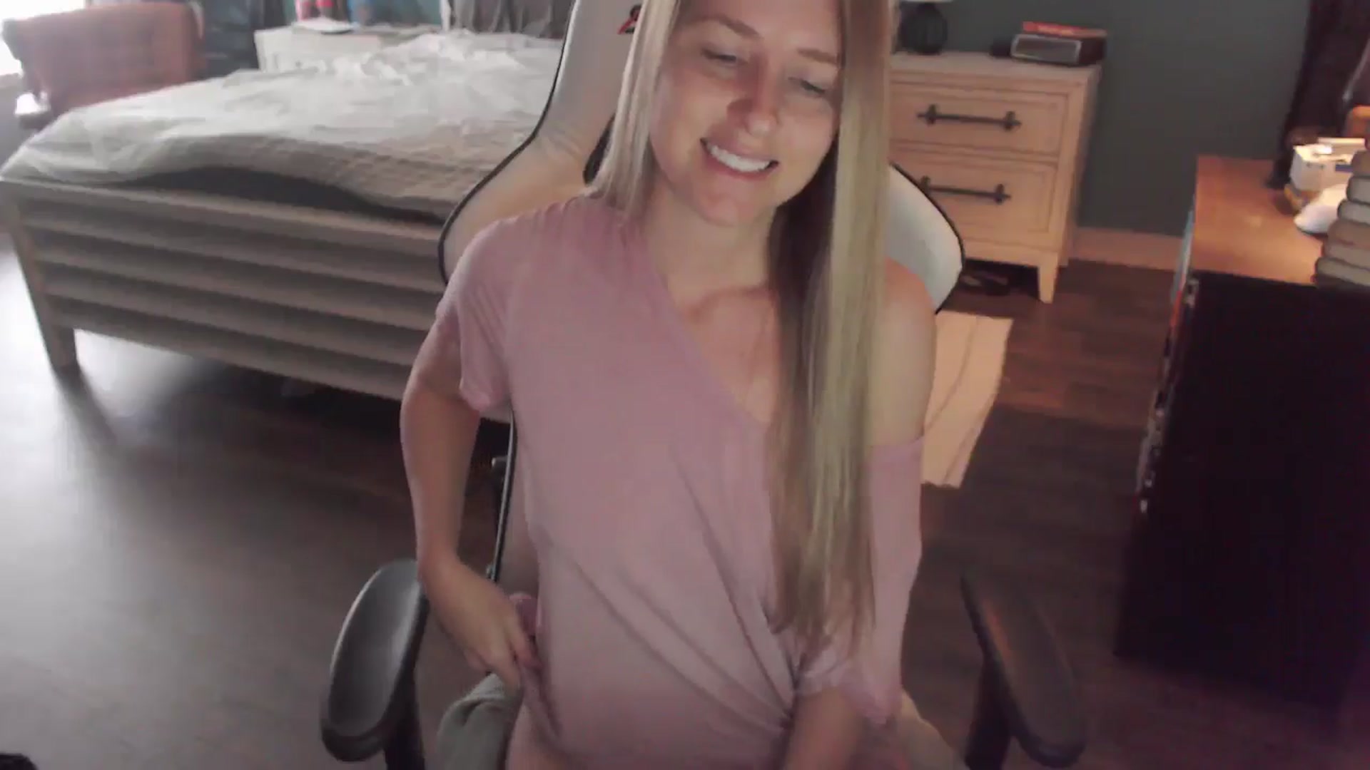 Gallery image thumbnail from ZenZoey's myfreecams stream on, 12/22/2025, 19:26 image 10 of 20
