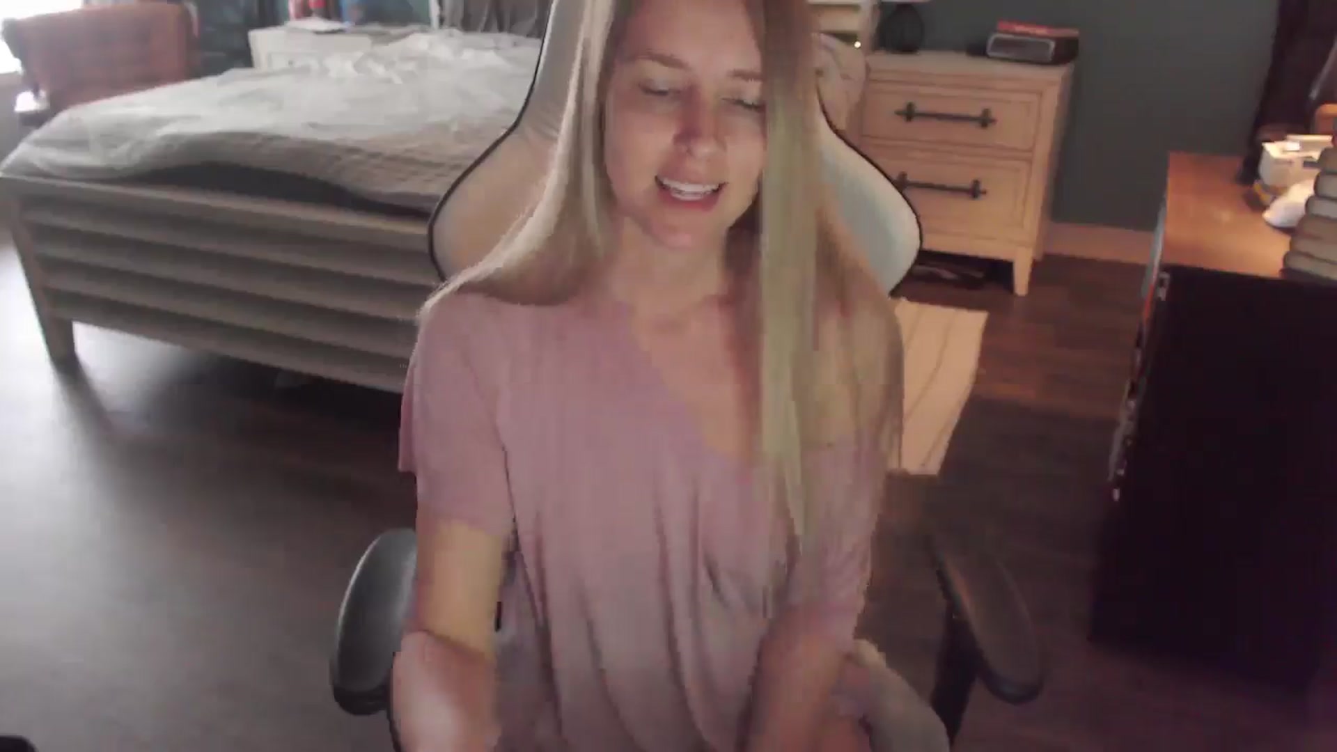 Gallery image thumbnail from ZenZoey's myfreecams stream on, 12/22/2025, 19:26 image 15 of 20