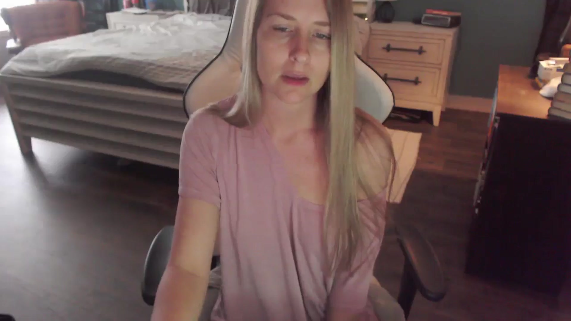 Gallery image thumbnail from ZenZoey's myfreecams stream on, 12/22/2025, 19:26 image 16 of 20