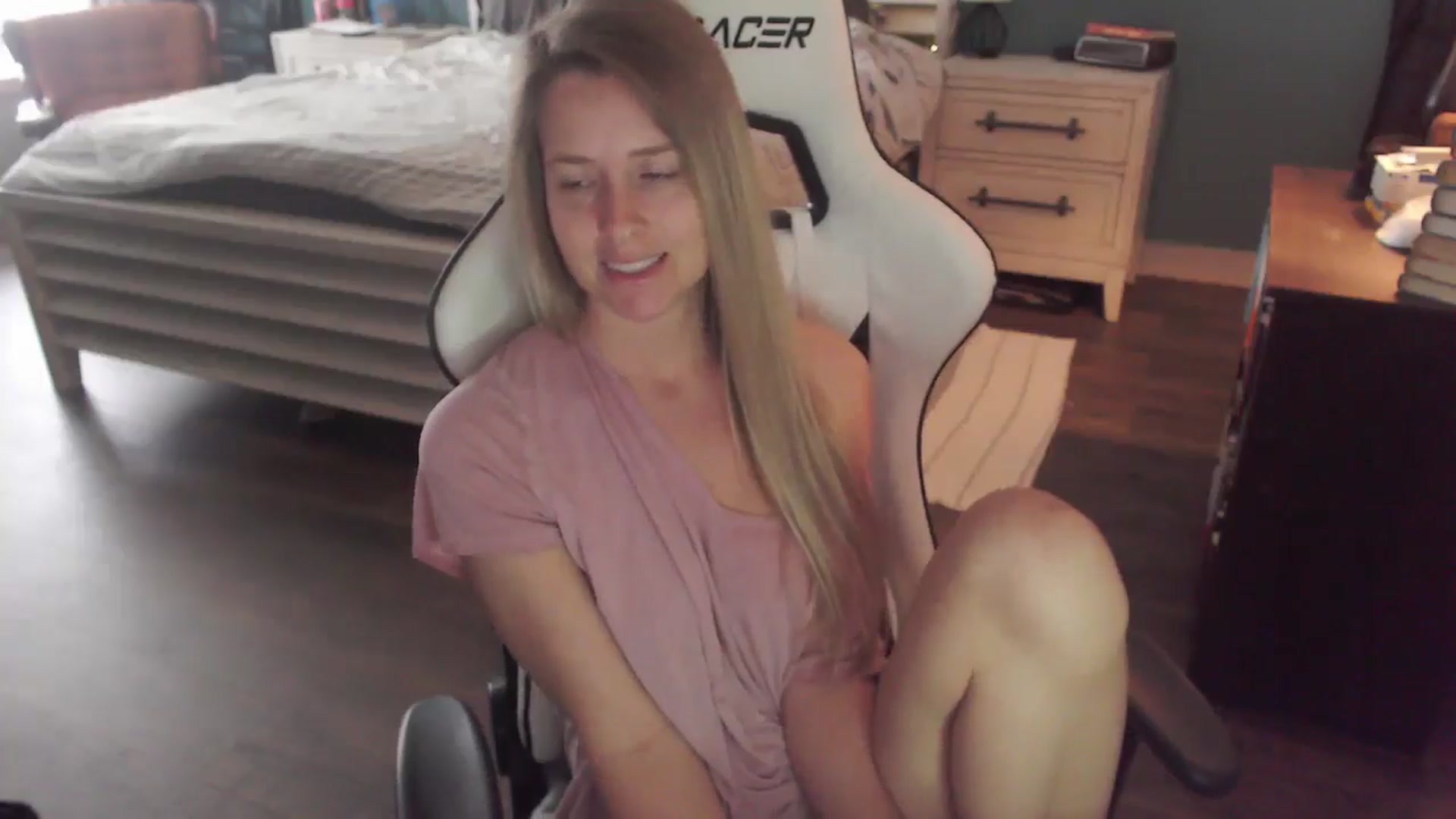 Gallery image thumbnail from ZenZoey's myfreecams stream on, 12/22/2025, 19:26 image 4 of 20