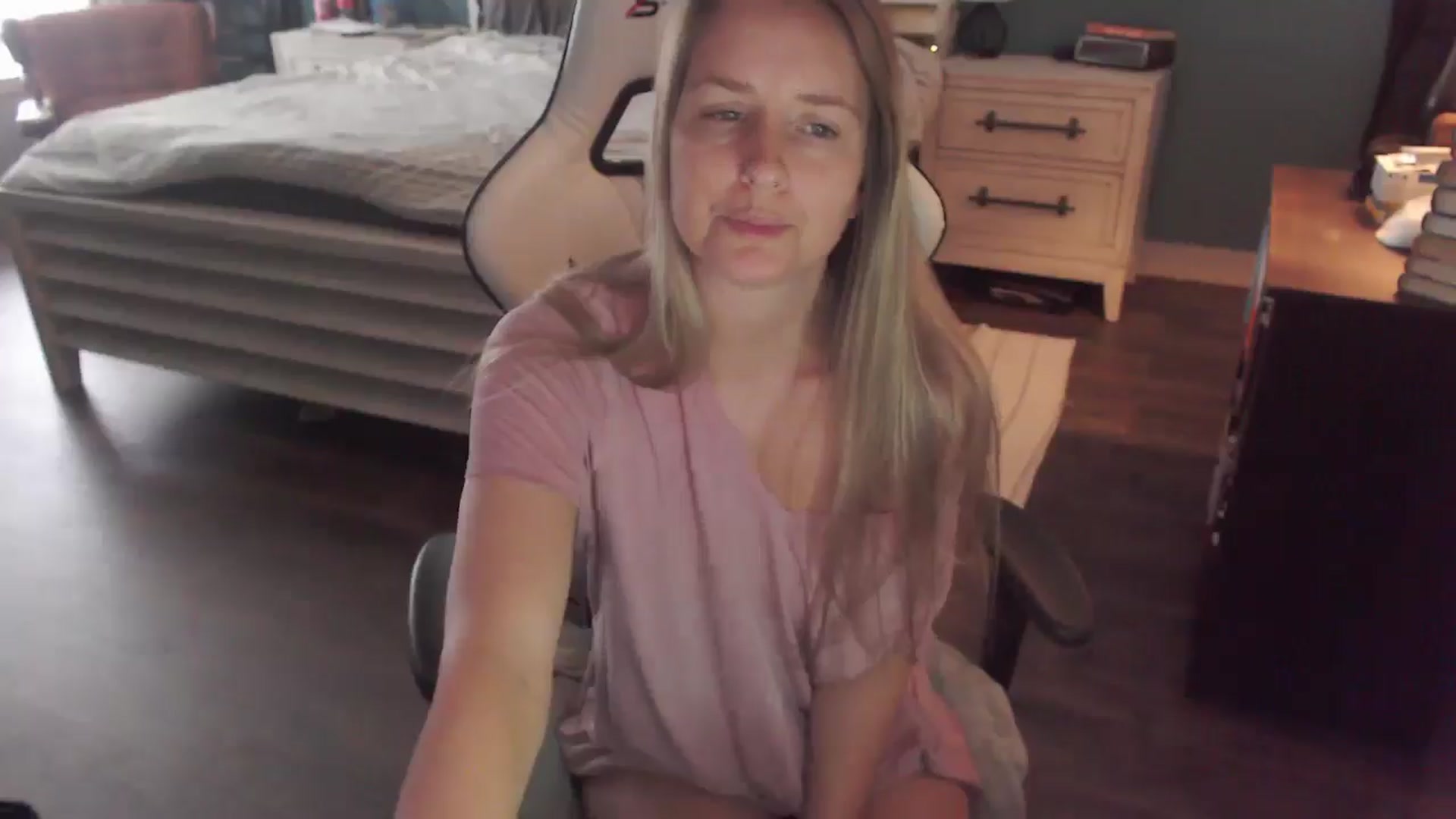 Gallery image thumbnail from ZenZoey's myfreecams stream on, 12/22/2025, 19:26 image 19 of 20