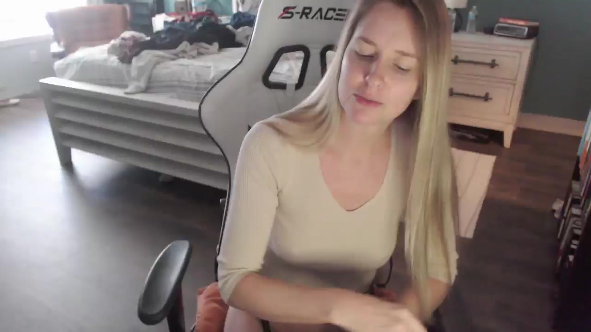 Gallery image thumbnail from ZenZoey's myfreecams stream on, 12/29/2025, 20:25 image 1 of 20