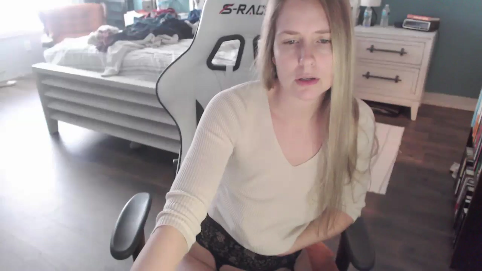 Gallery image thumbnail from ZenZoey's myfreecams stream on, 12/29/2025, 20:25 image 4 of 20