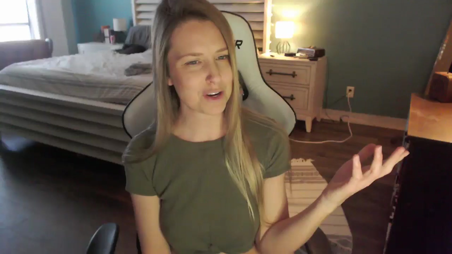 Gallery image thumbnail from ZenZoey's myfreecams stream on, 01/28/2026, 18:01 image 17 of 20