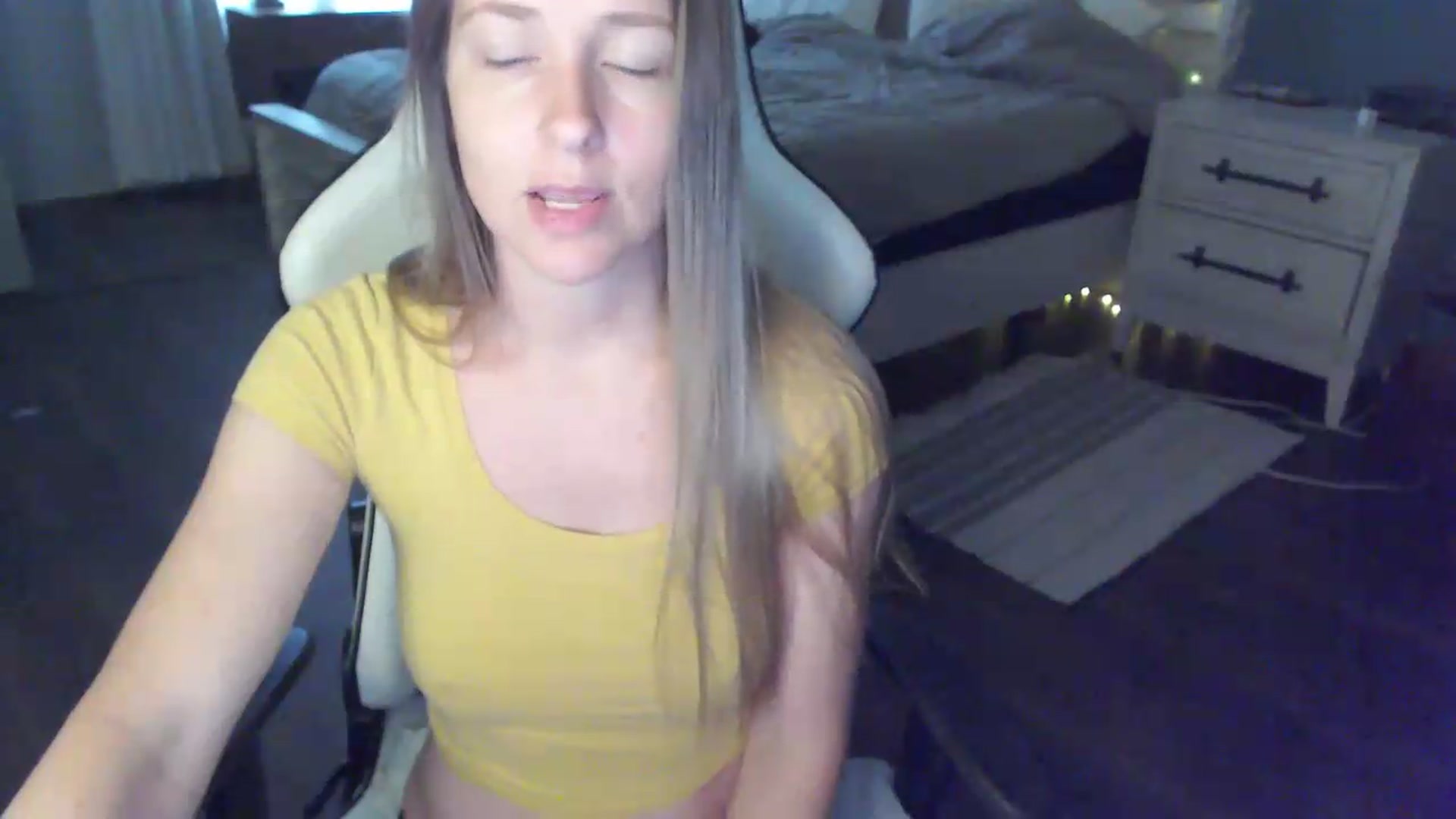Gallery image thumbnail from ZenZoey's myfreecams stream on, 06/16/2026, 19:24 image 17 of 20