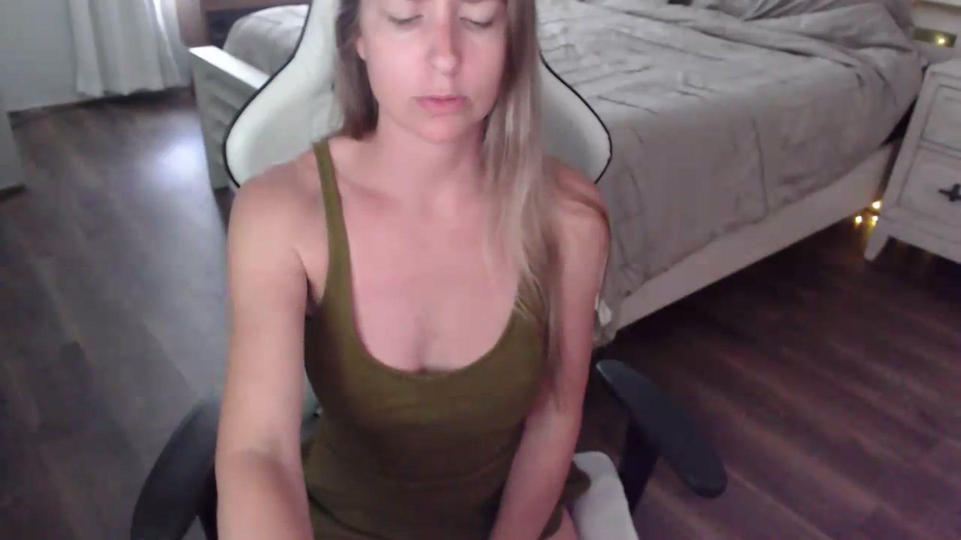 Gallery image thumbnail from ZenZoey's myfreecams stream on, 07/16/2026, 18:20 image 4 of 20