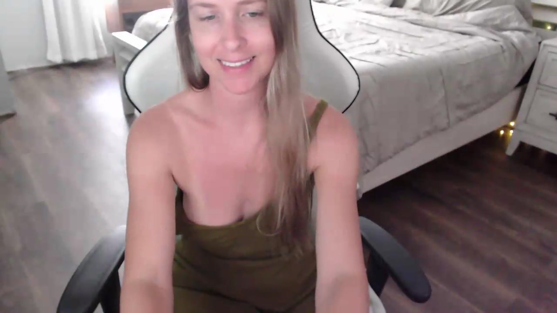 Gallery image thumbnail from ZenZoey's myfreecams stream on, 07/16/2026, 19:38 image 15 of 20