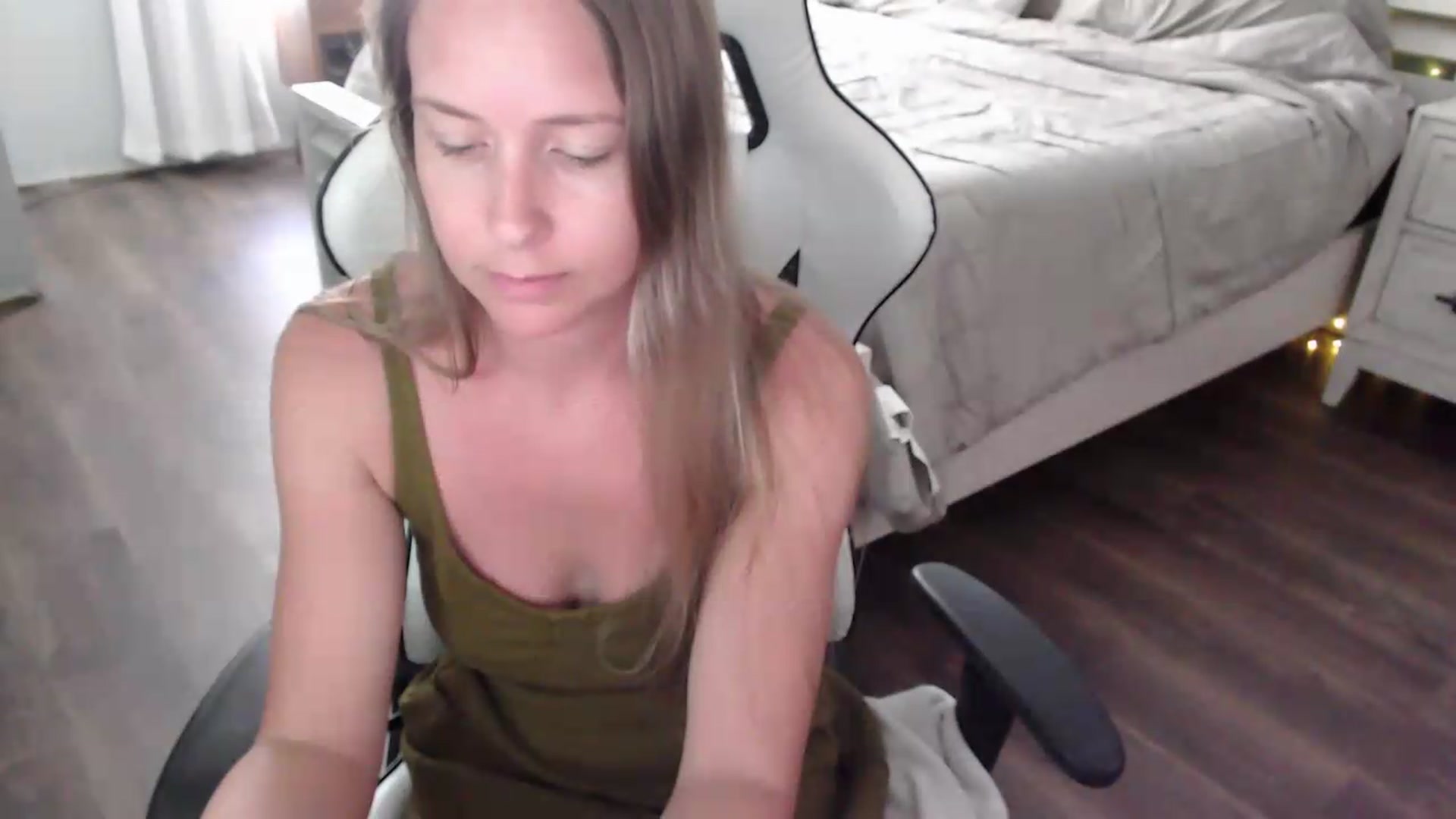 Gallery image thumbnail from ZenZoey's myfreecams stream on, 07/16/2026, 19:38 image 9 of 20